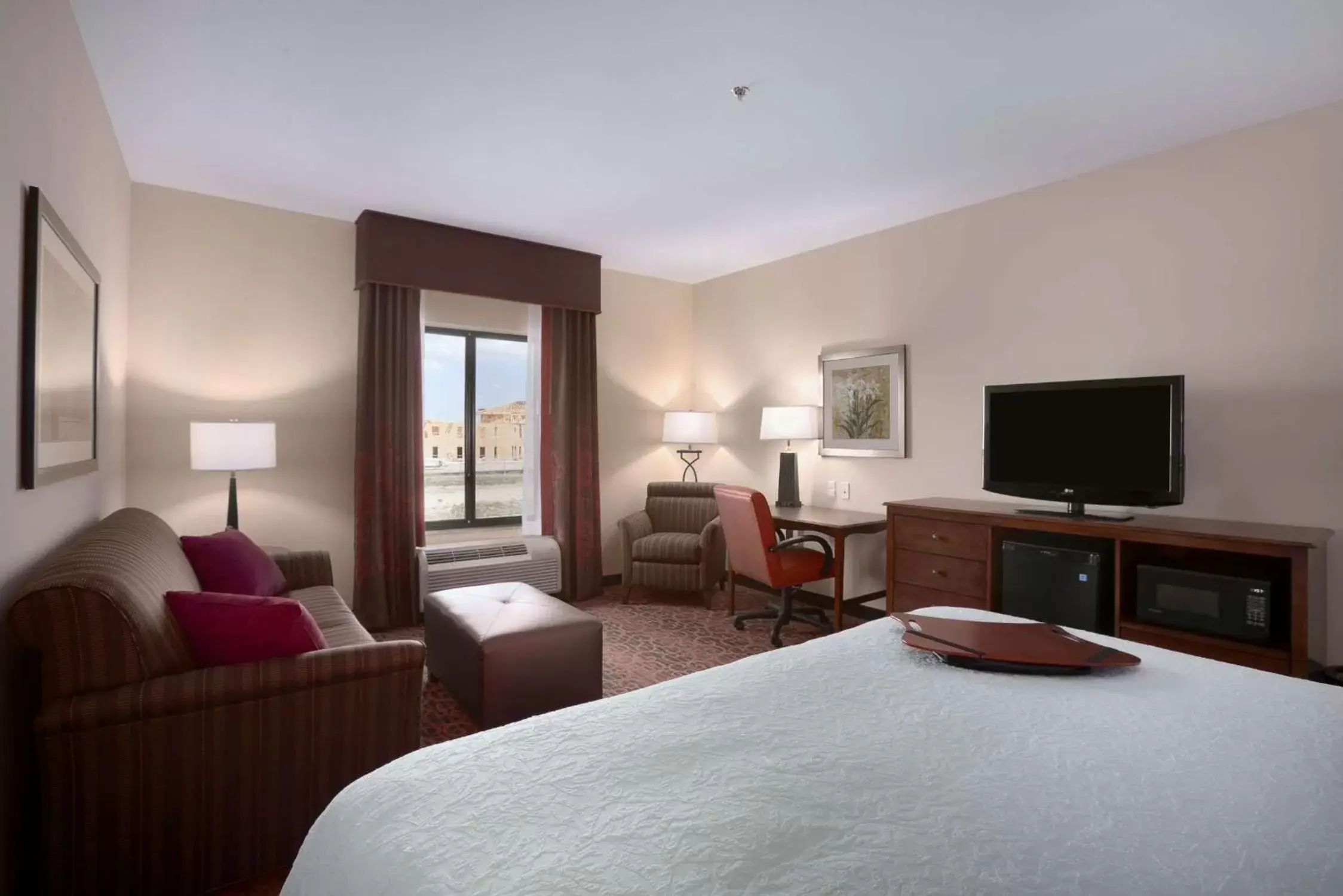 Bed, Seating Area in Hampton Inn & Suites Williston