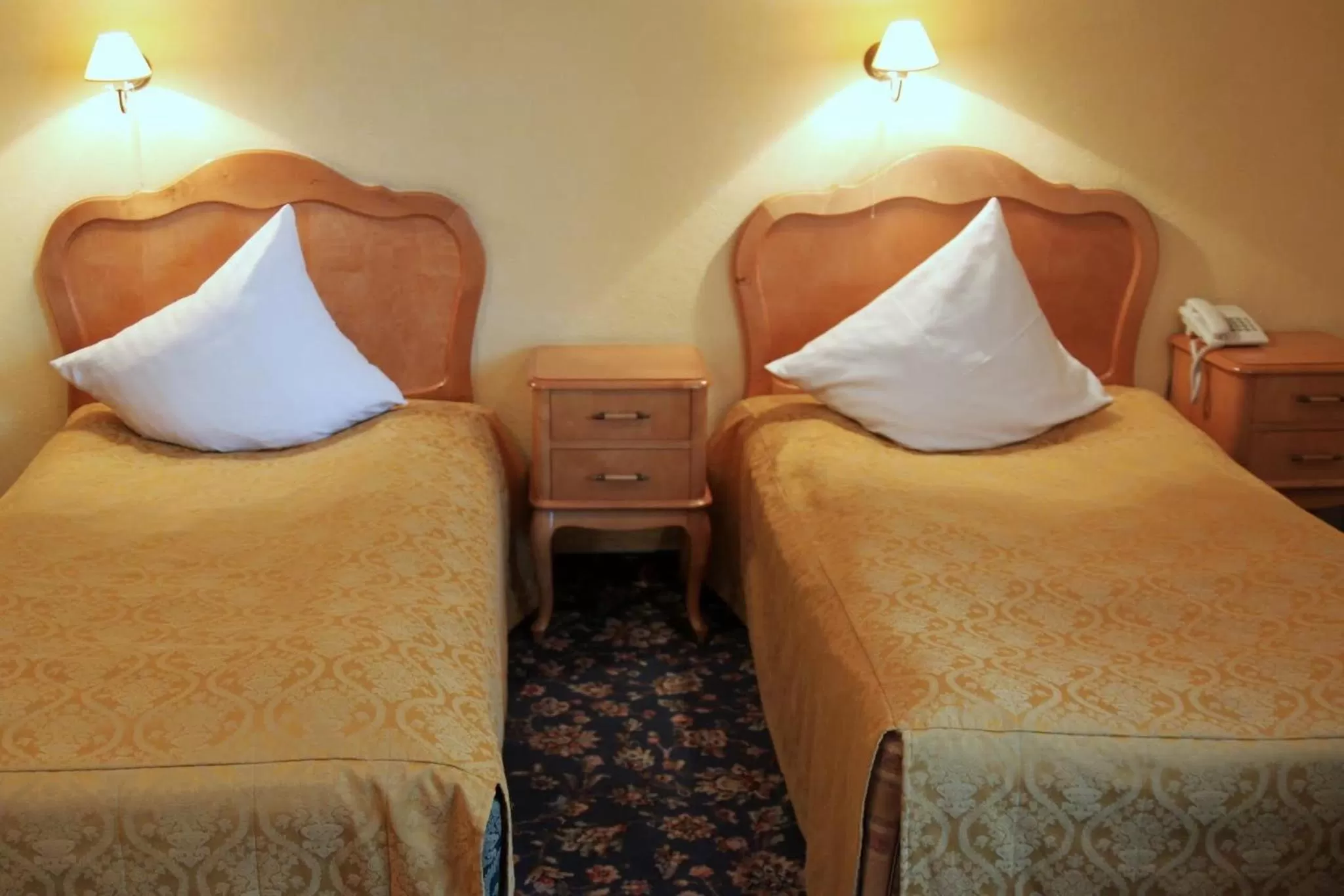 Bedroom, Bed in Dedek Park - historyczny dworek w pięknym Parku Skaryszewskim obok Stadionu Narodowego