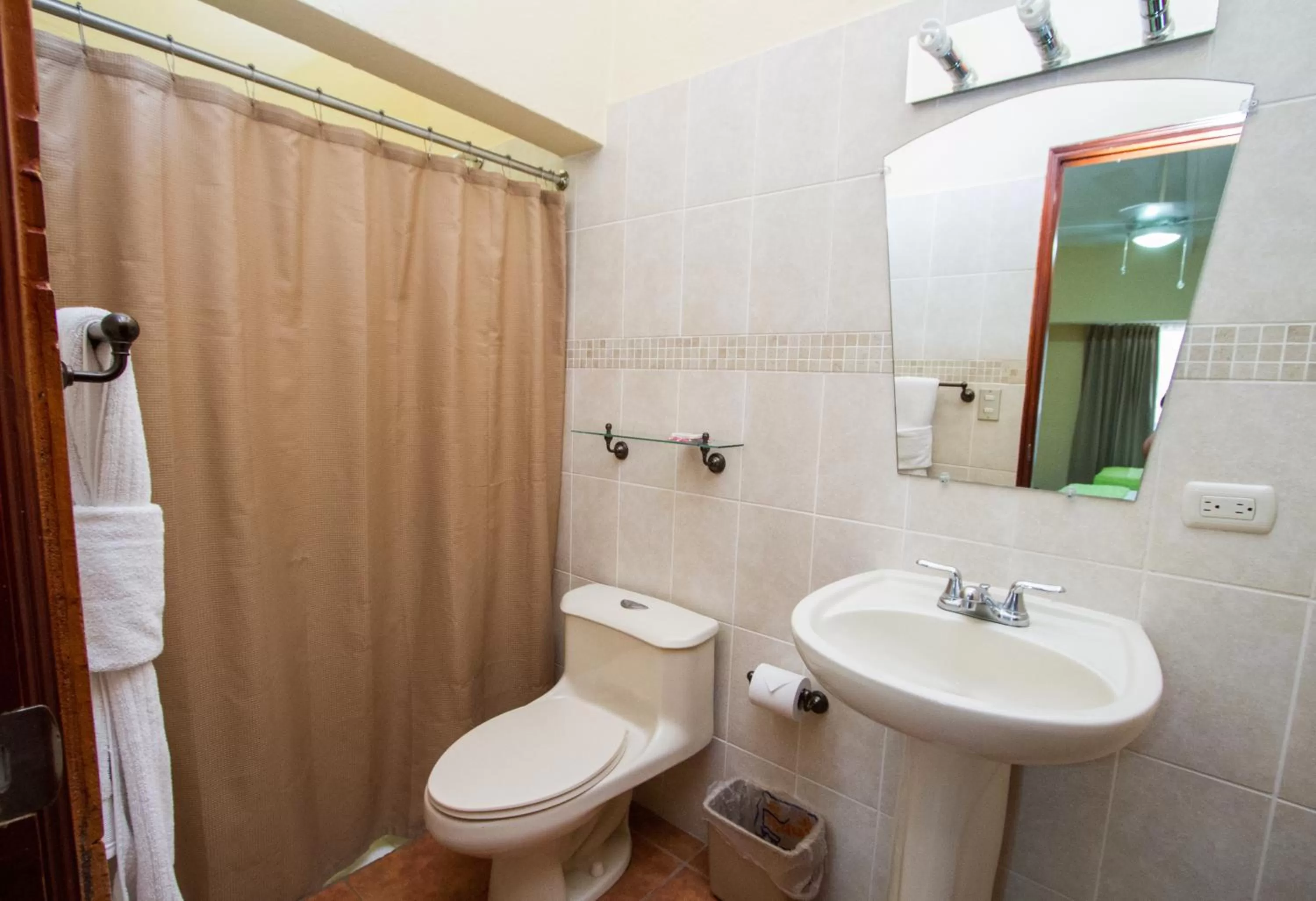 Shower in Hotel Colibri