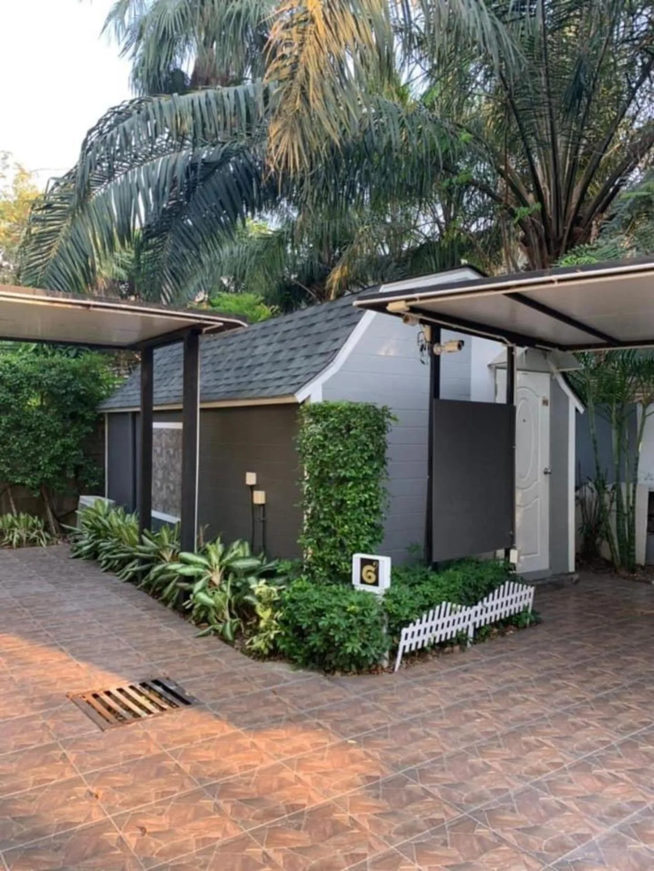 Facade/entrance in Kurina Hotel