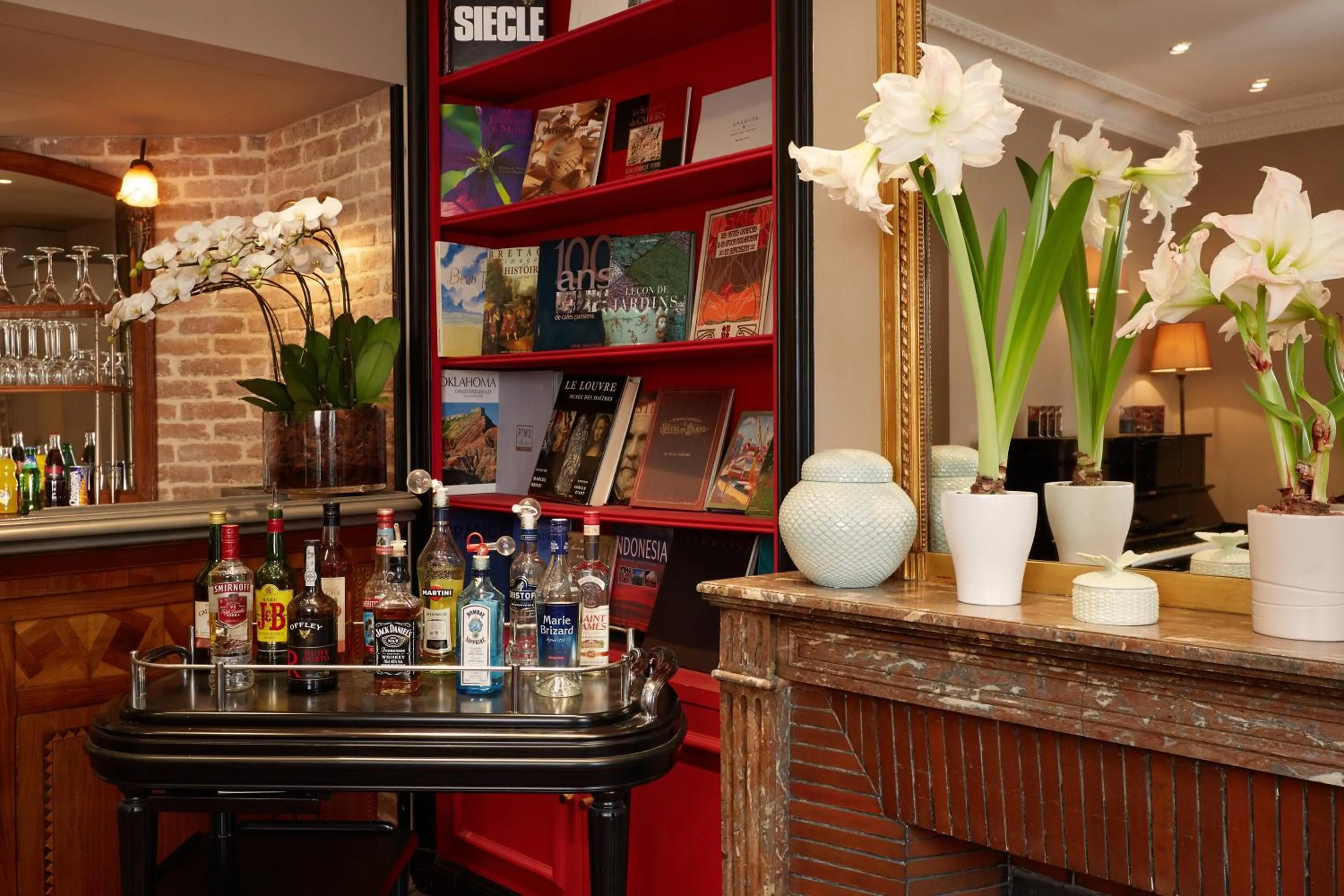 Library in Hôtel Relais Saint Jacques Paris
