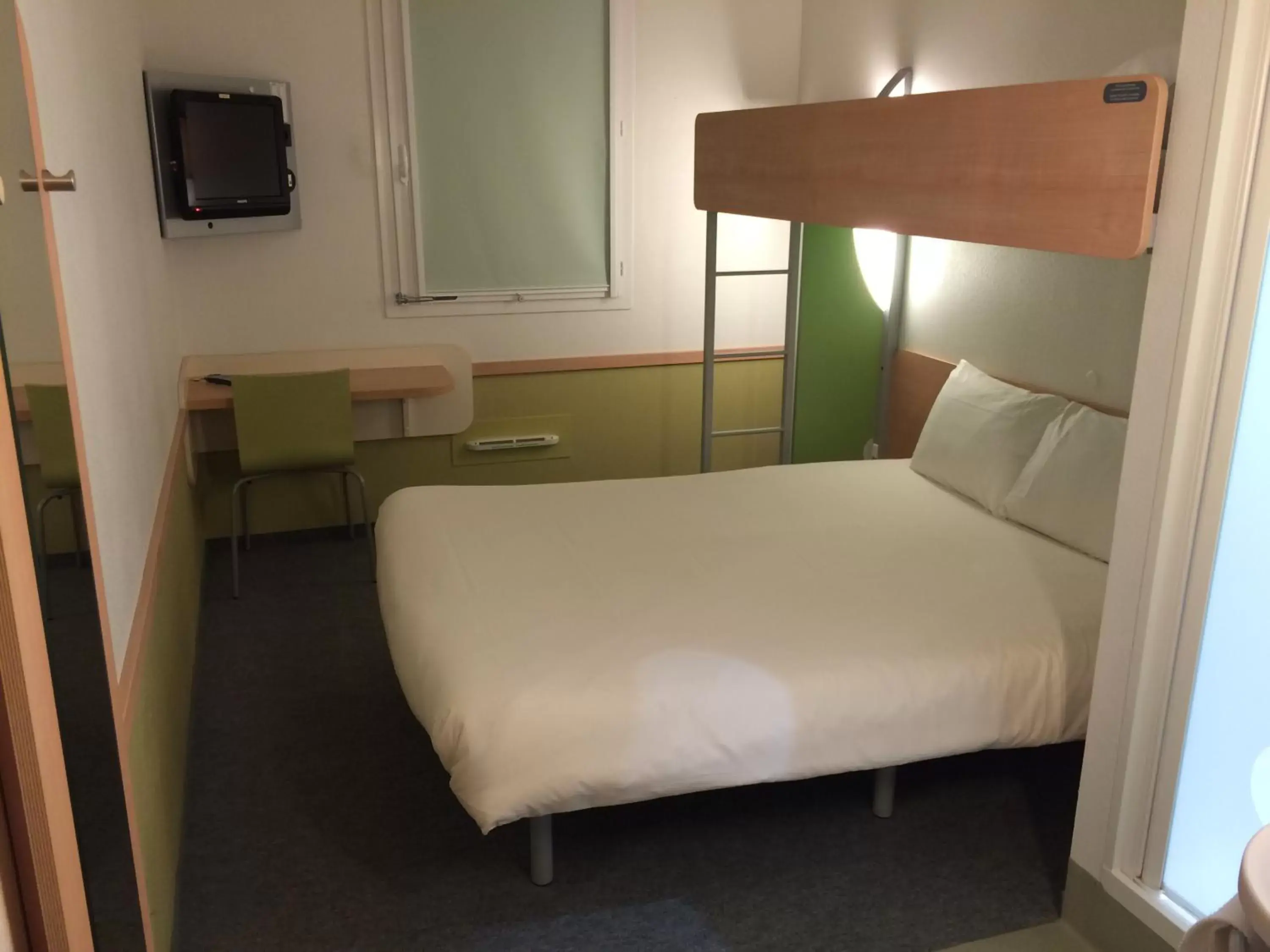 Bed in Ibis Budget Ancenis