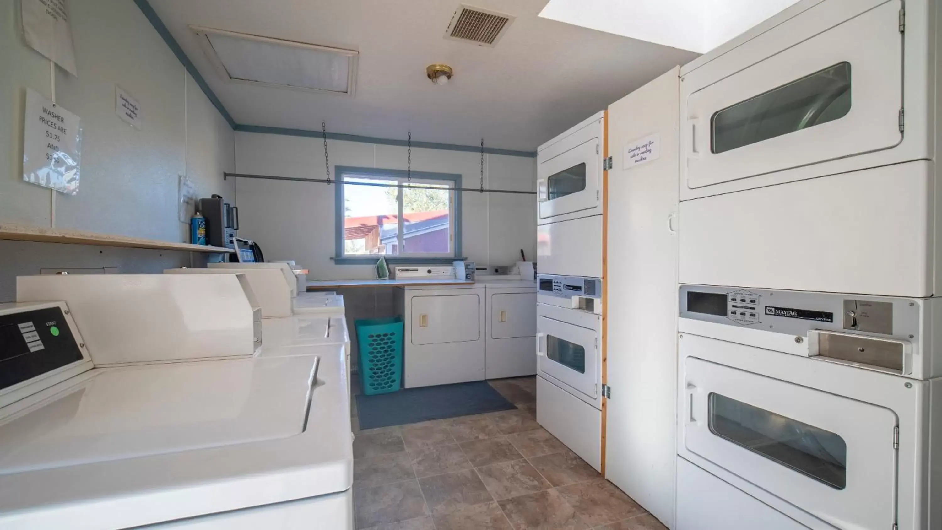 Kitchen/Kitchenette in OK RV Park Family Tipi OK1