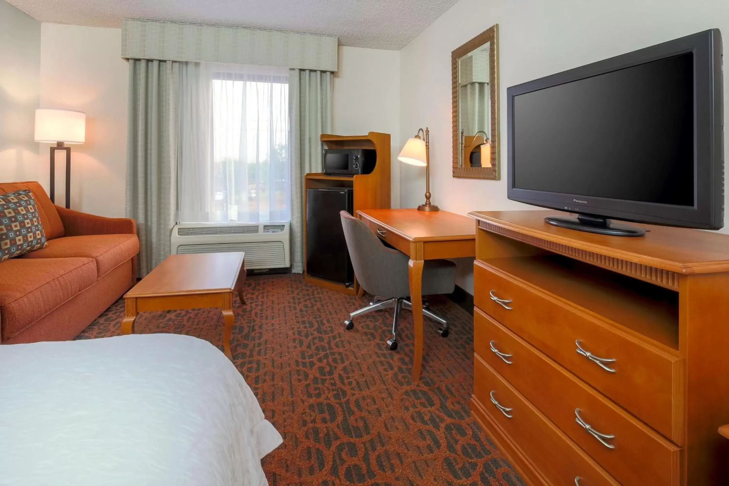 Bed, TV/Entertainment Center in Hampton Inn Laredo