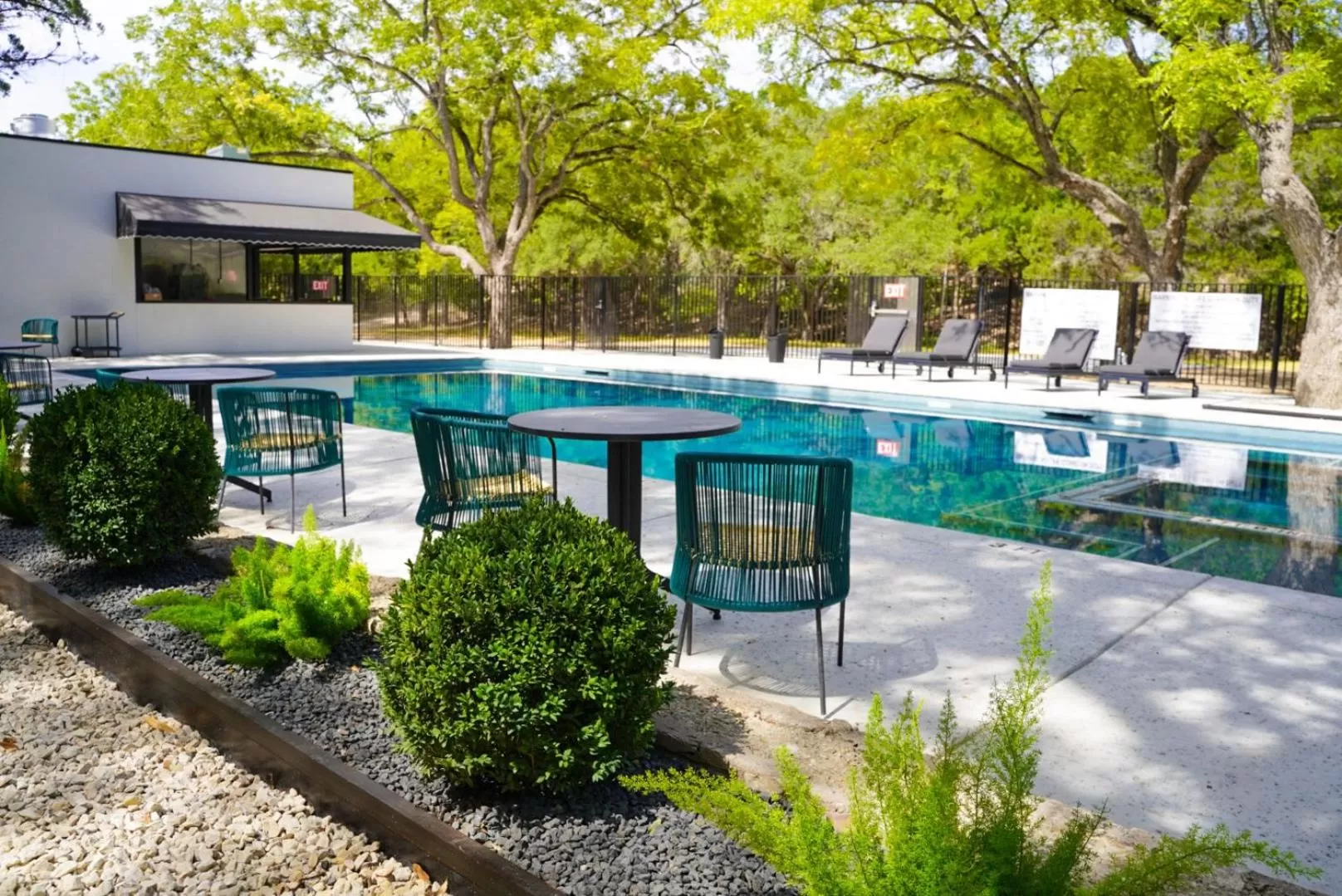 Swimming pool in Wimberley Inn & bar