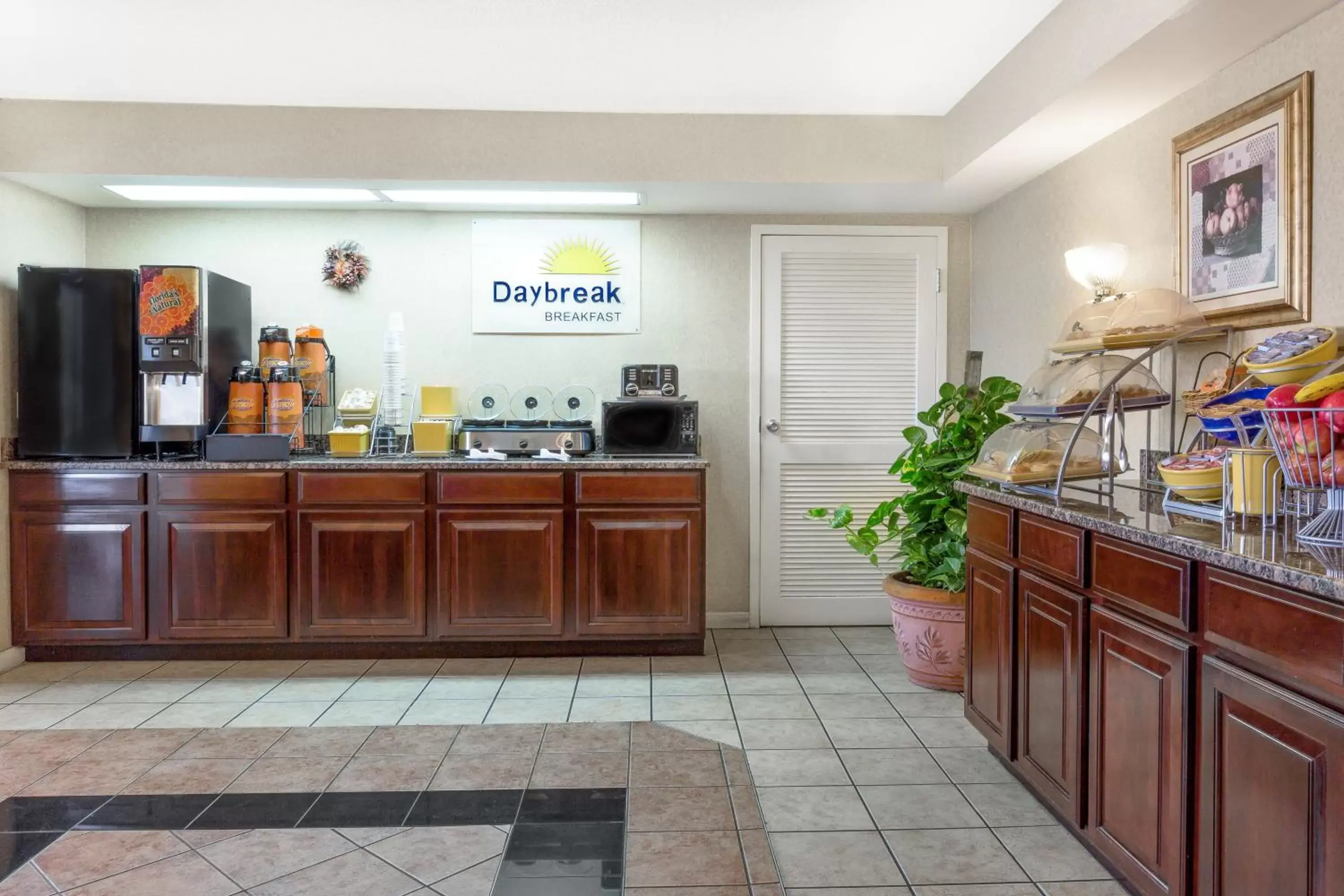 Lobby or reception, Restaurant/Places to Eat in Days Inn by Wyndham Hoover Birmingham