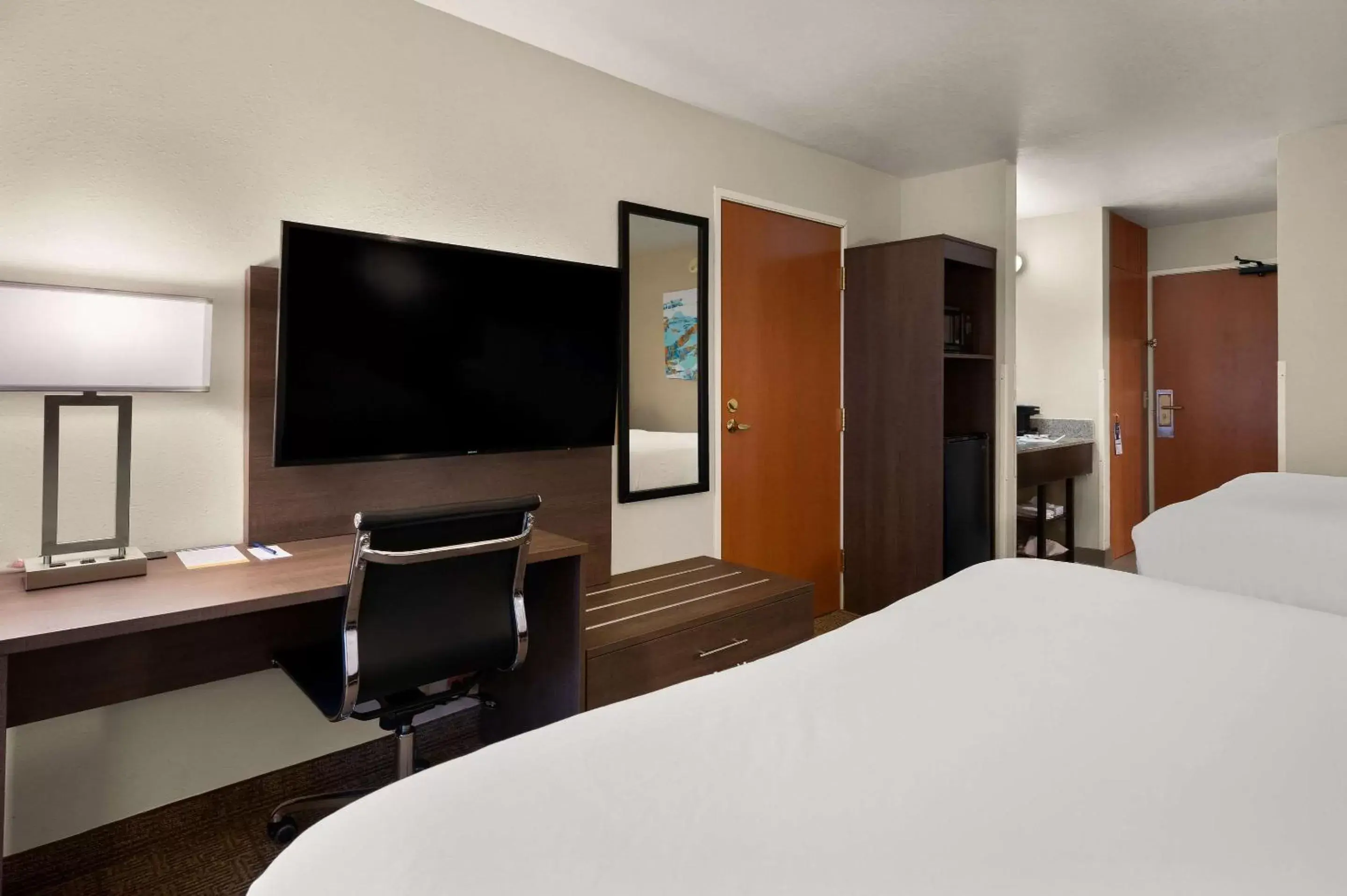 Bedroom, TV/Entertainment Center in Comfort Inn & Suites Fenton