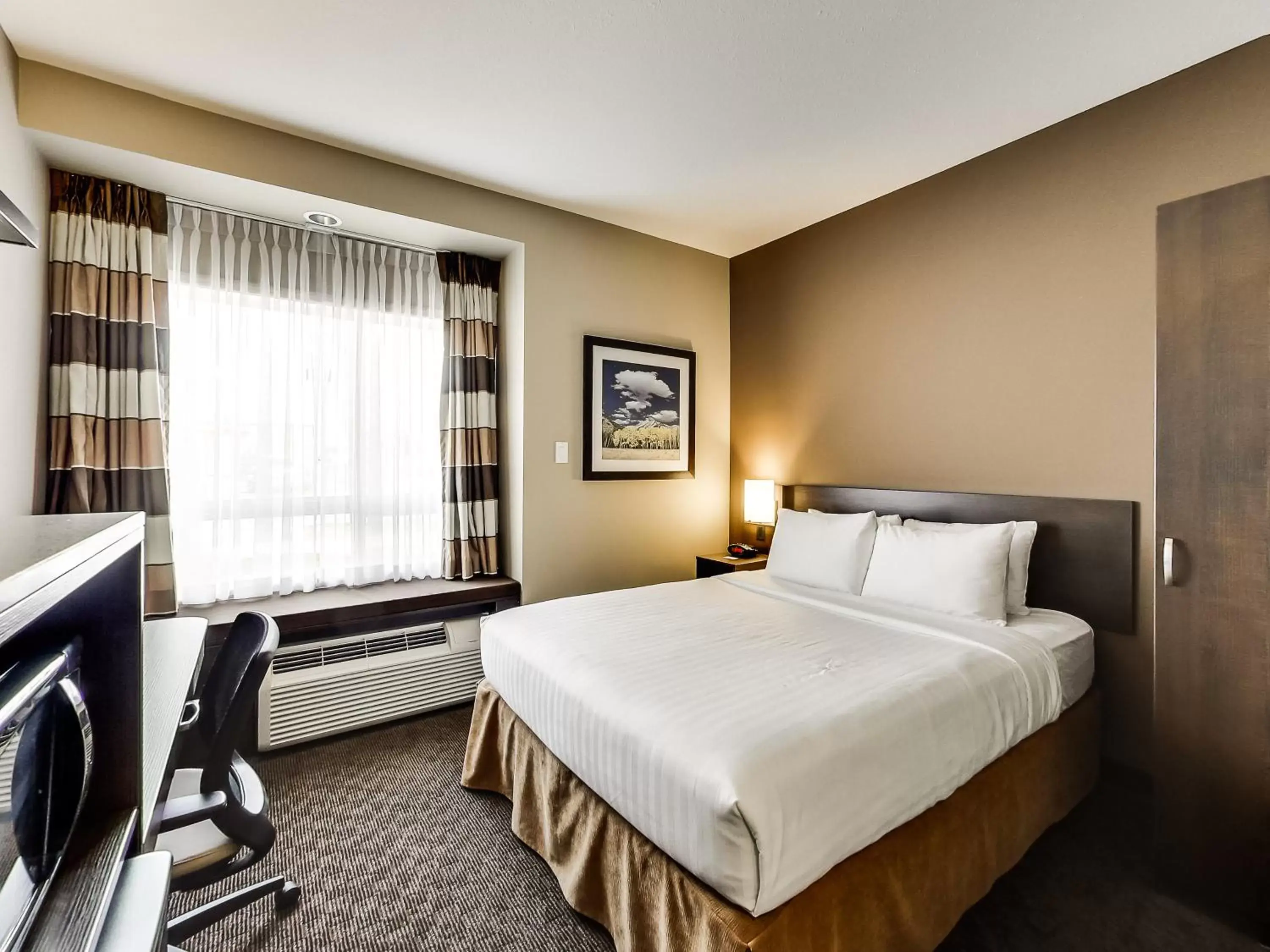 Bedroom, Bed in Microtel Inn & Suites by Wyndham Red Deer Bedroom, Bed in Microtel Inn & Suites by Wyndham Red Deer