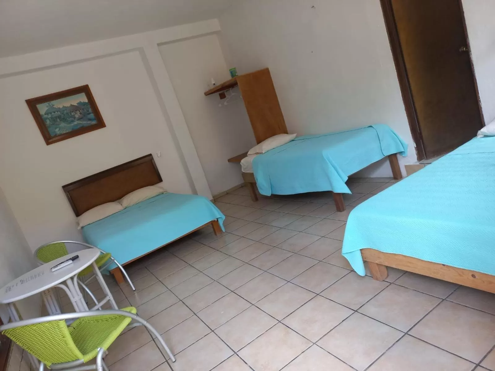 Bed in Airport Sleepy Inn