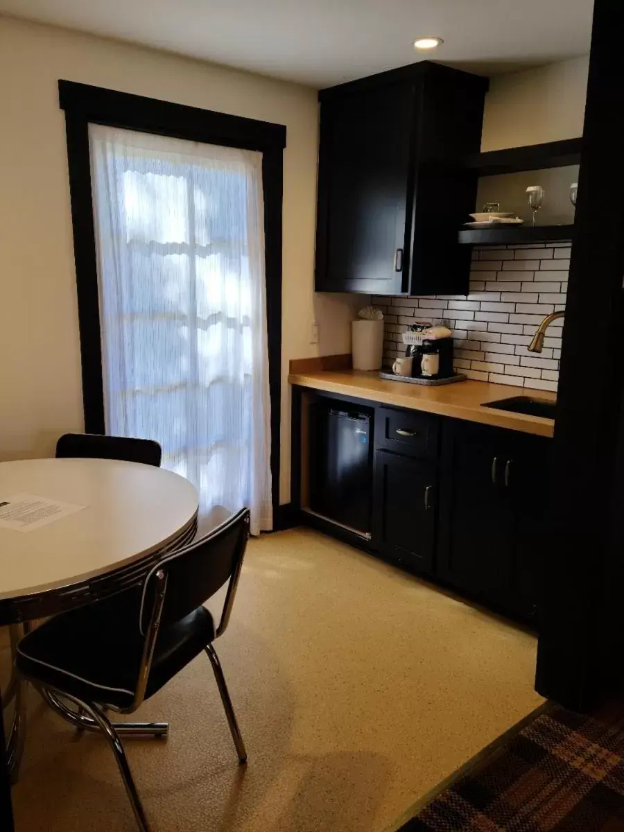 Kitchen or kitchenette, Kitchen/Kitchenette in Carmel River Inn