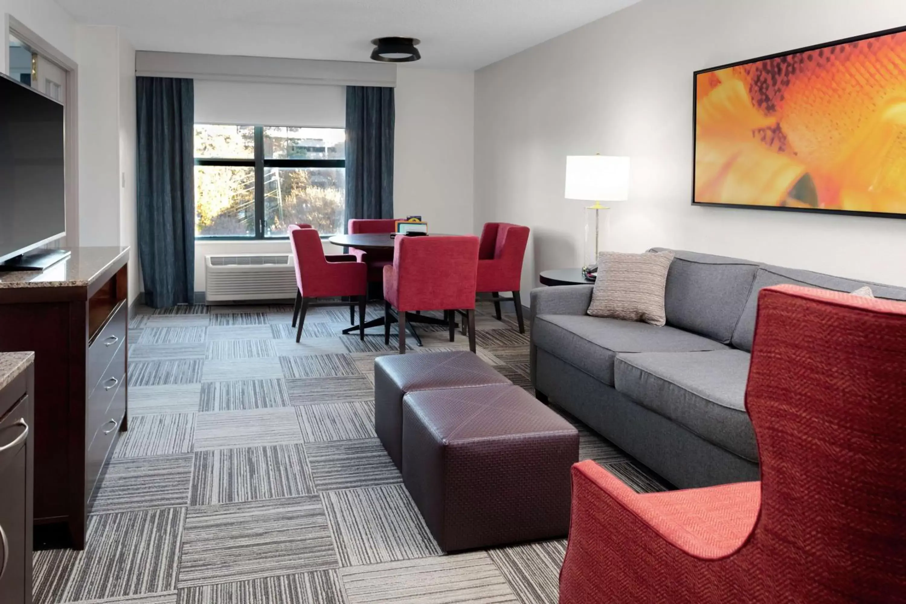 Living room, Seating Area in Hilton Garden Inn Atlanta Perimeter Center