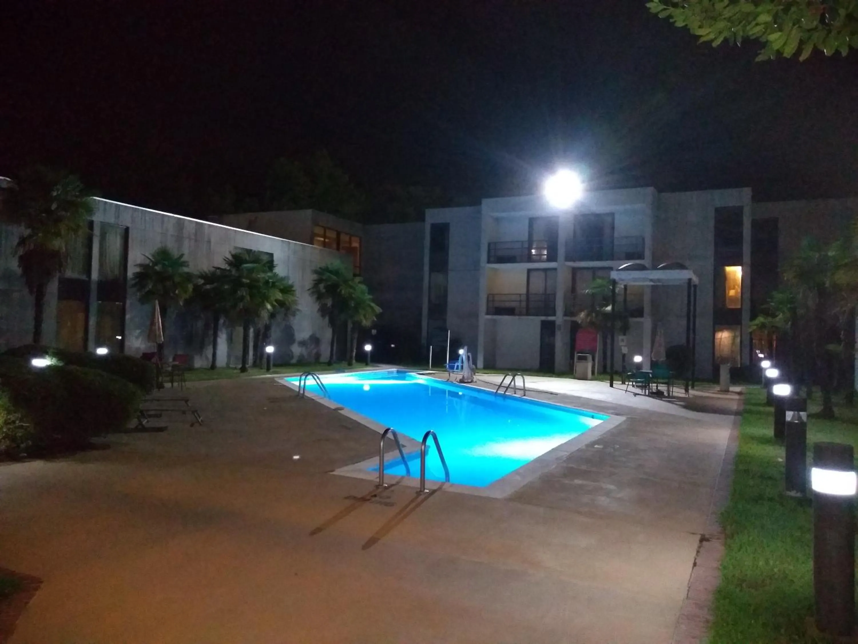 Swimming pool in Red Carpet Inn-Macon