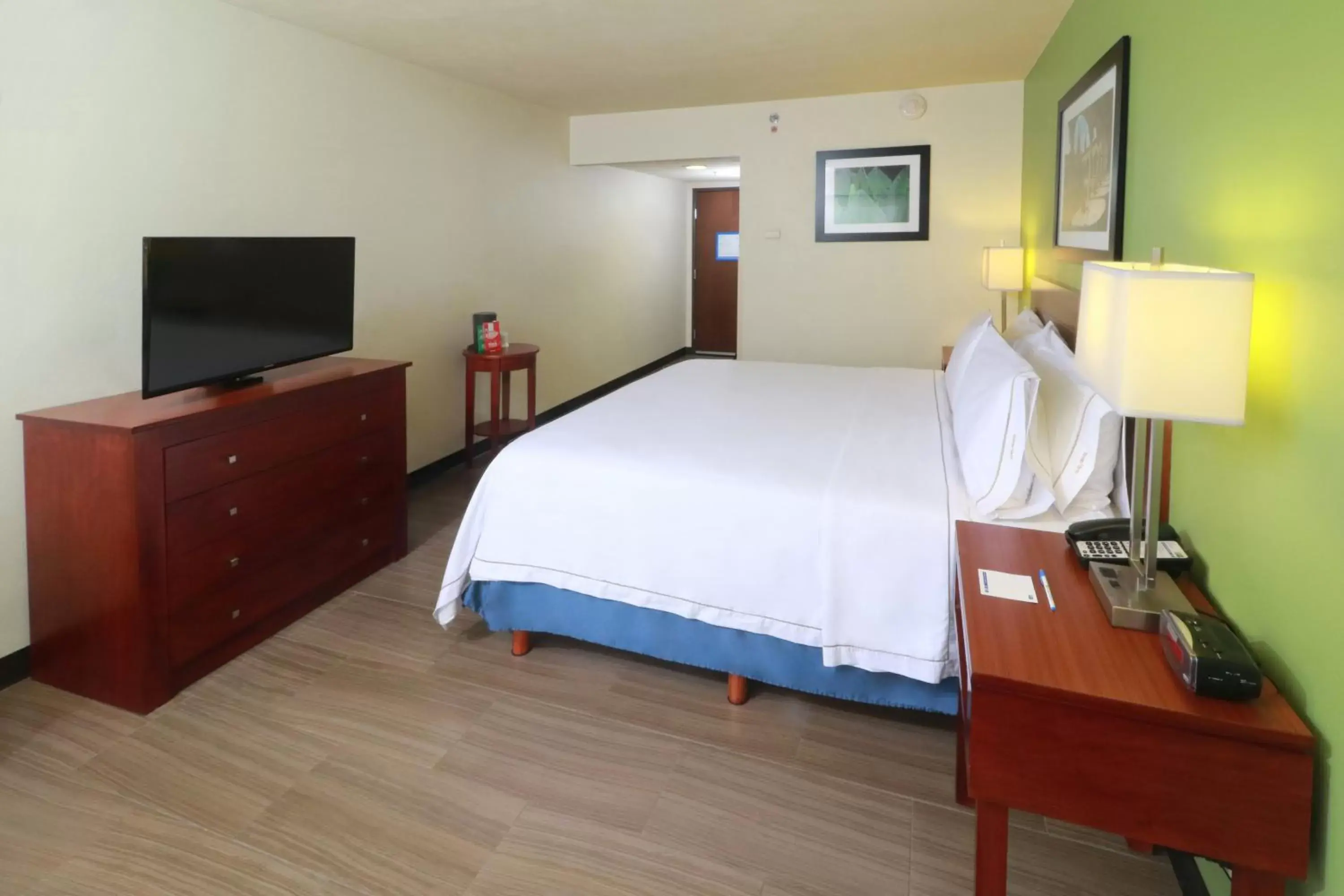 Photo of the whole room, Bed in Holiday Inn Express Guadalajara Aeropuerto, an IHG Hotel