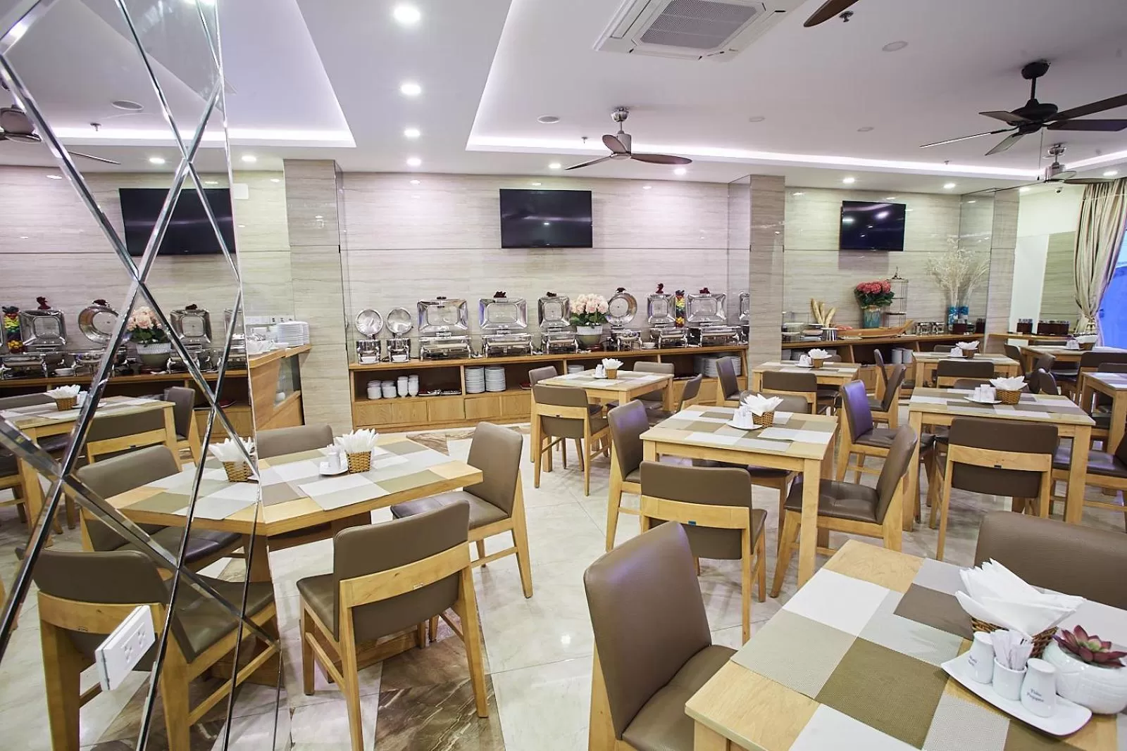 Restaurant/places to eat in Boss Hotel