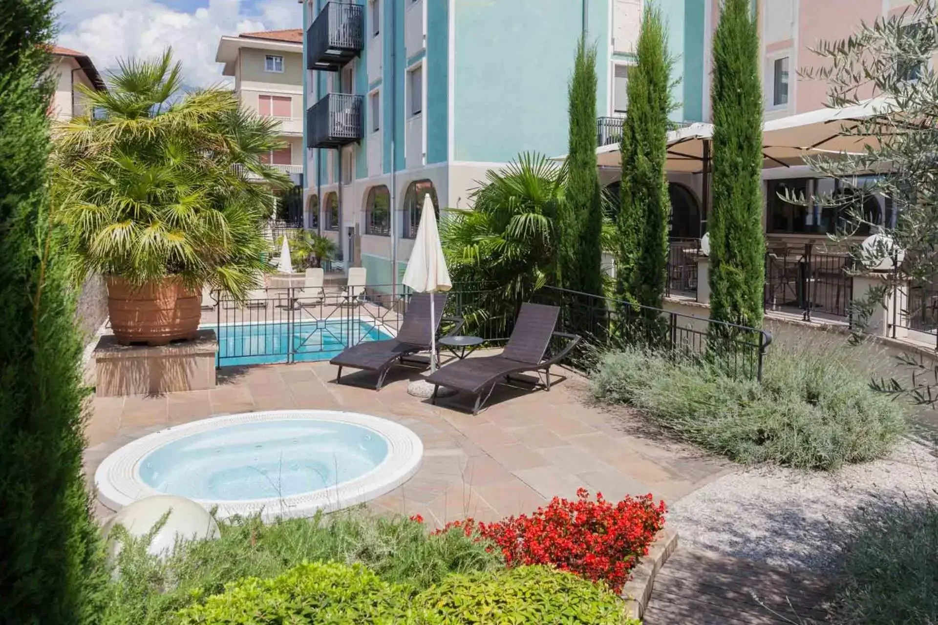 Garden, Swimming Pool in Hotel Leon d'Oro