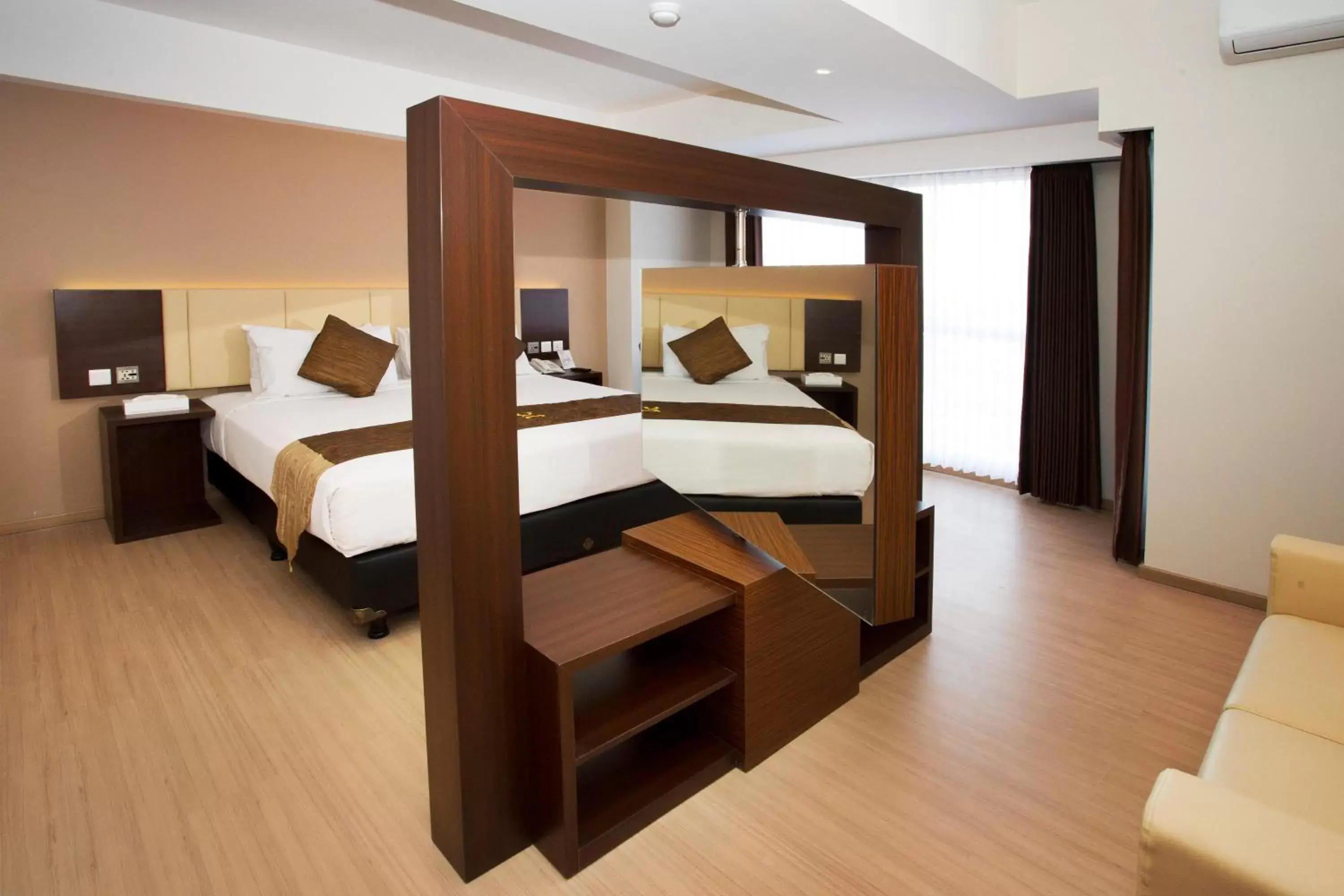 Communal lounge/ TV room, Bed in Hotel Gunawangsa MERR