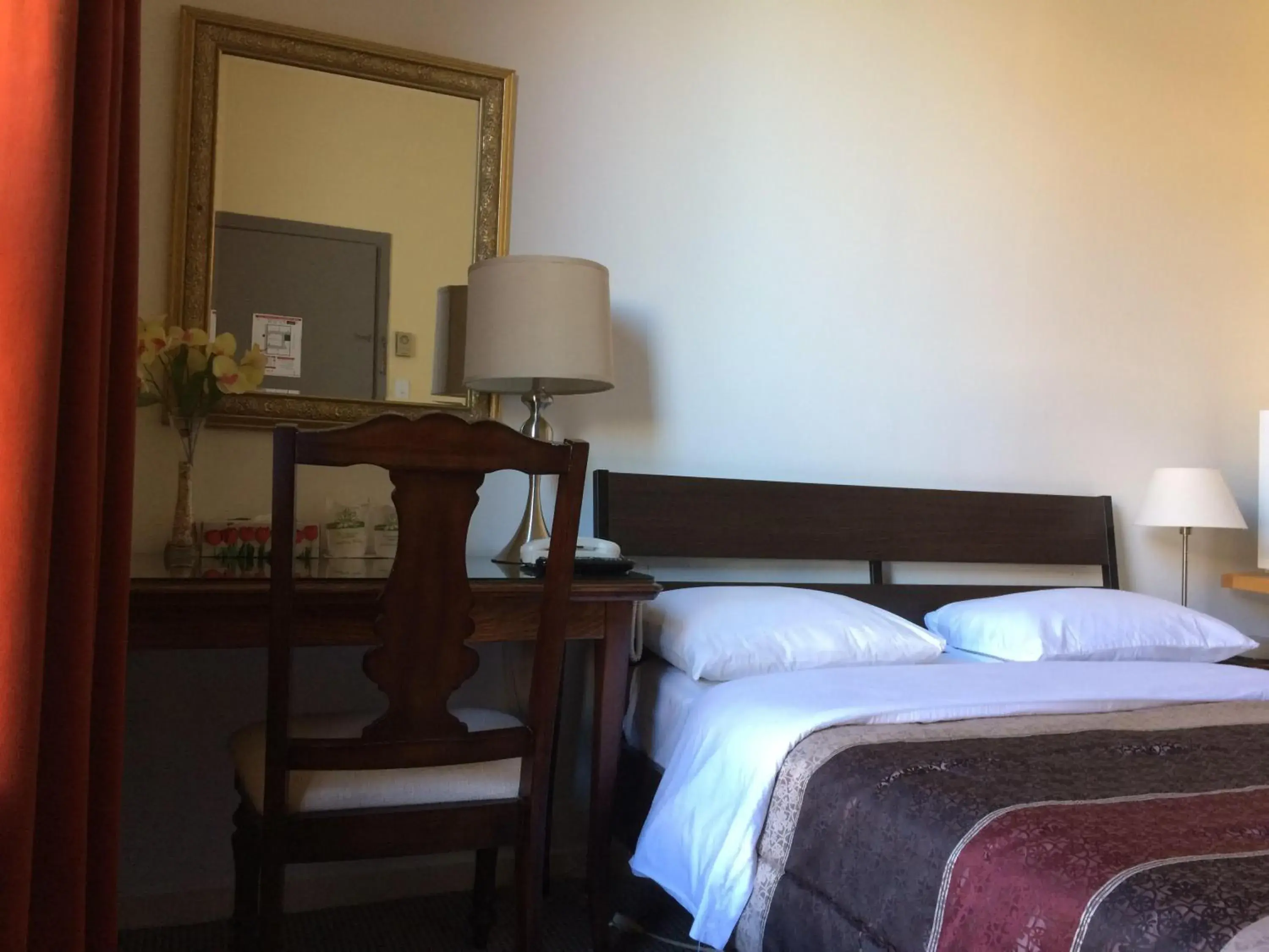 Bedroom, Bed in Hotel Bon Accueil