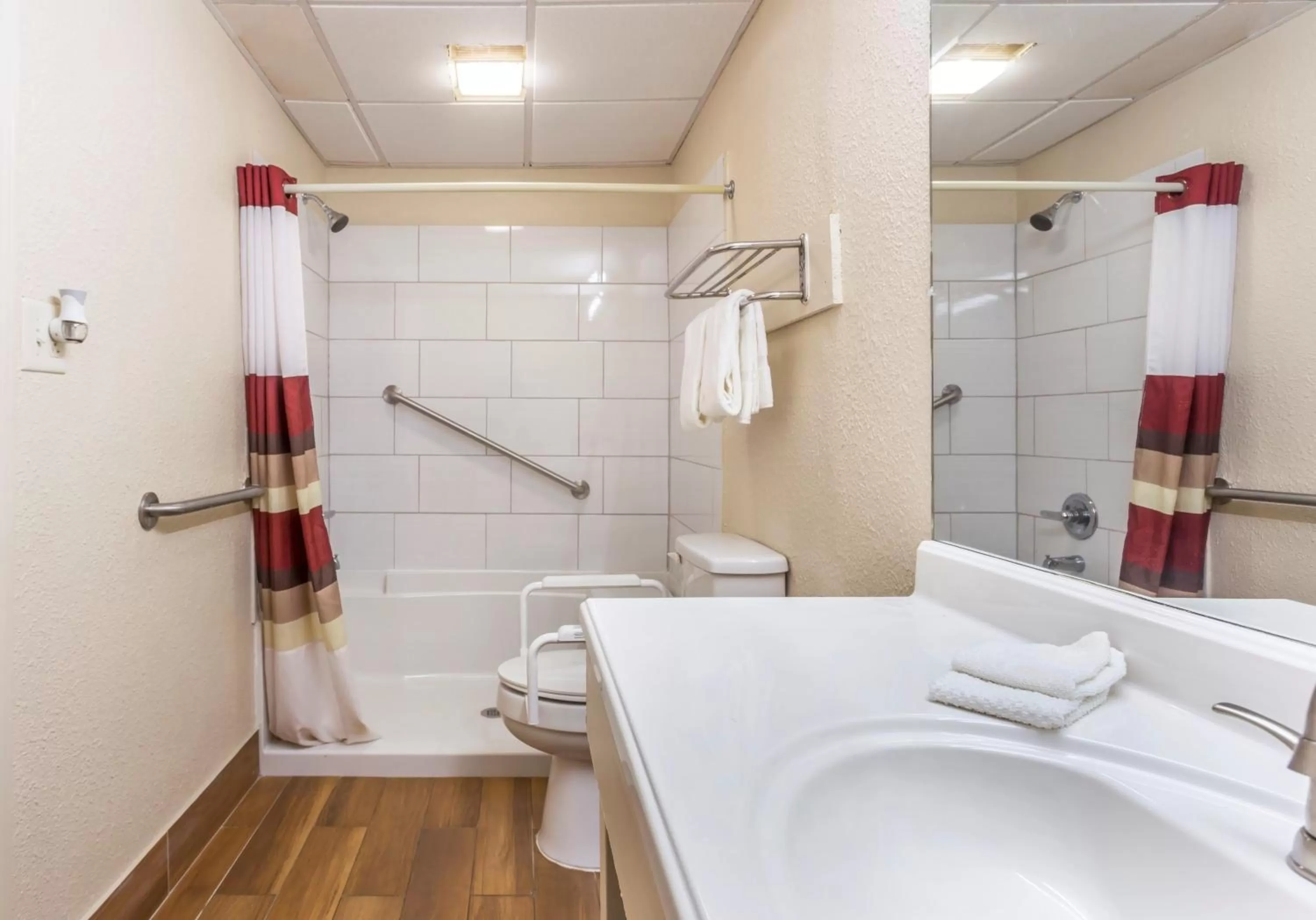 Bathroom, Bed in Red Roof Inn Sumter