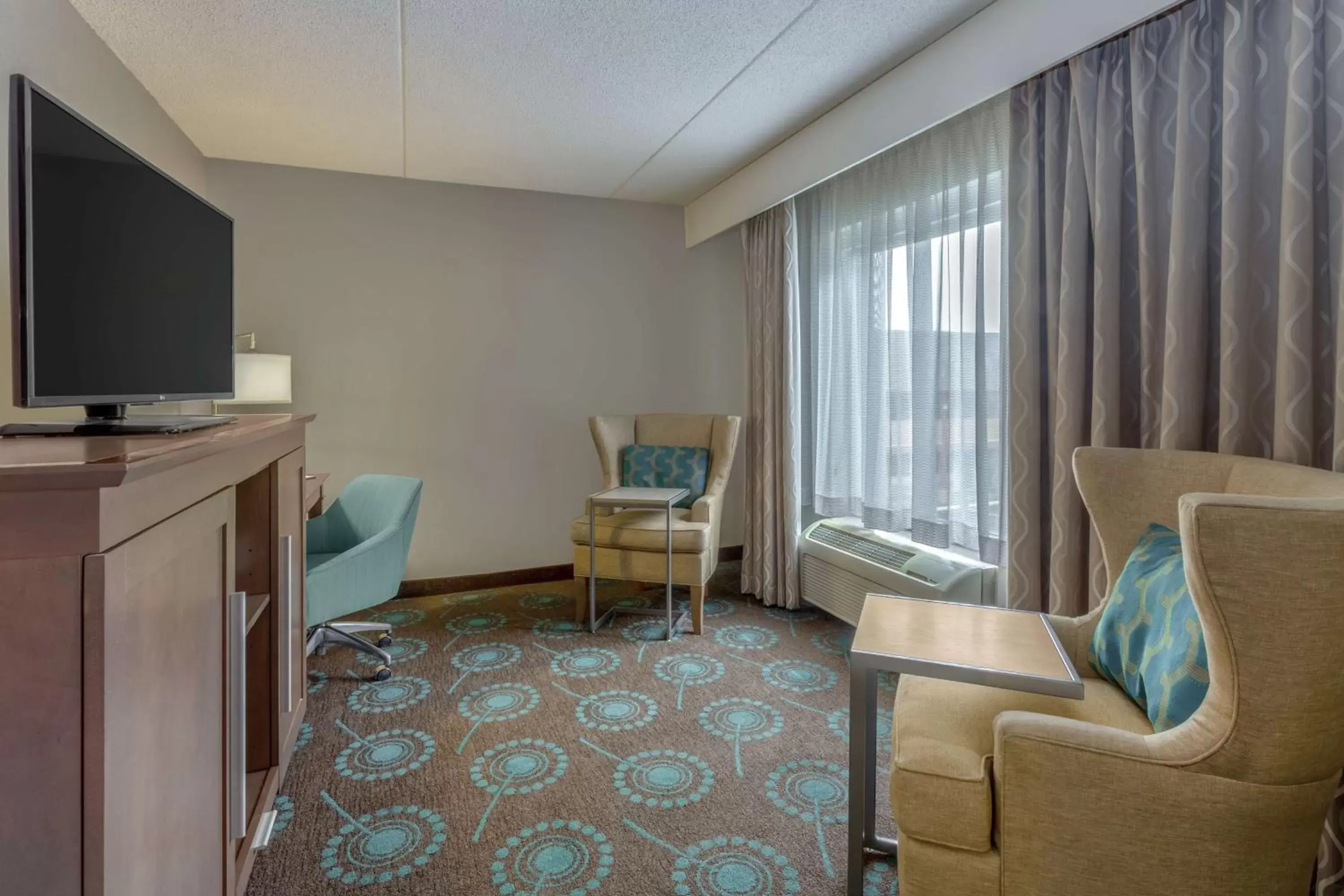 Living room, TV/Entertainment Center in Hampton Inn Bloomington