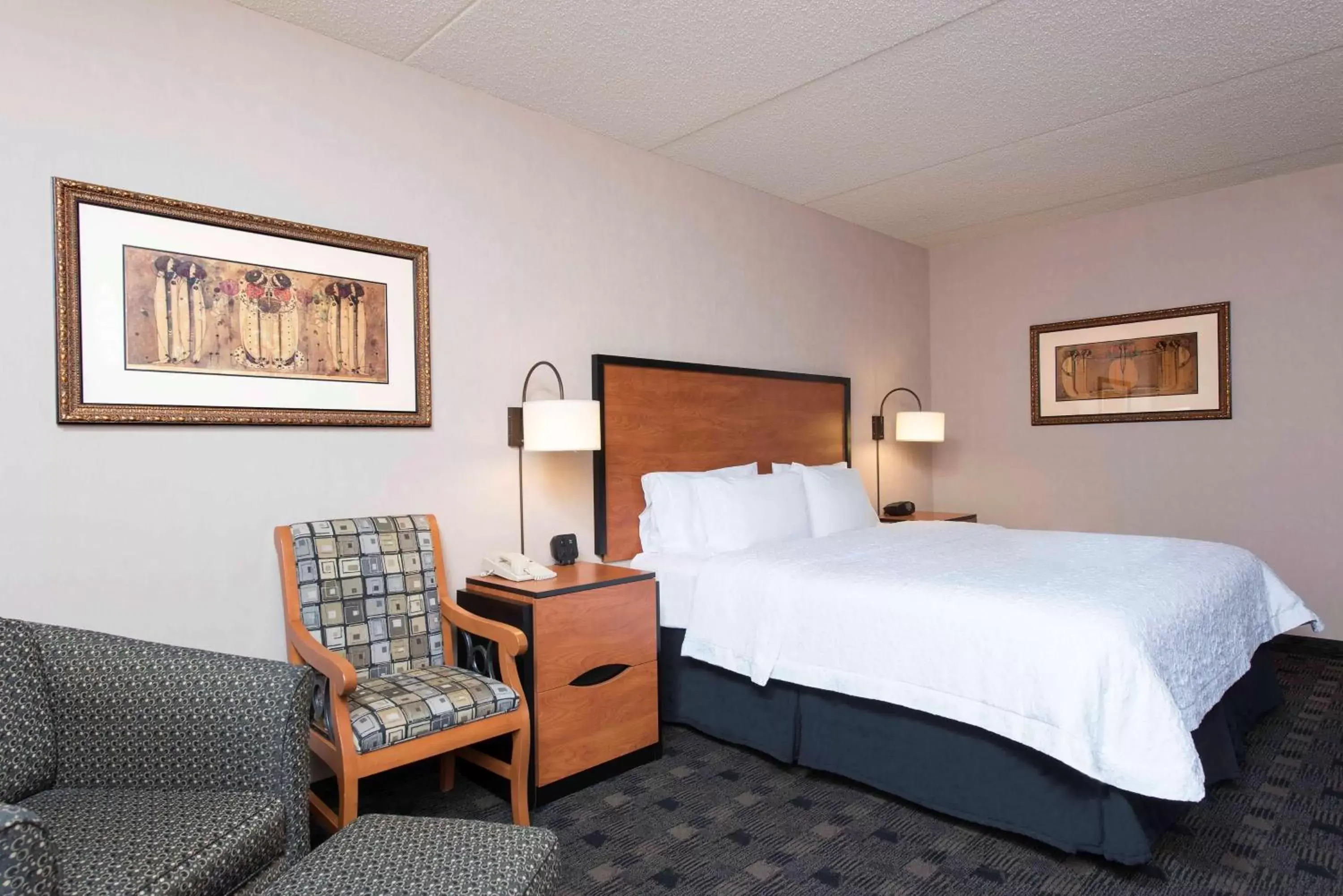 Bed in Hampton Inn and Suites Indianapolis-Fishers