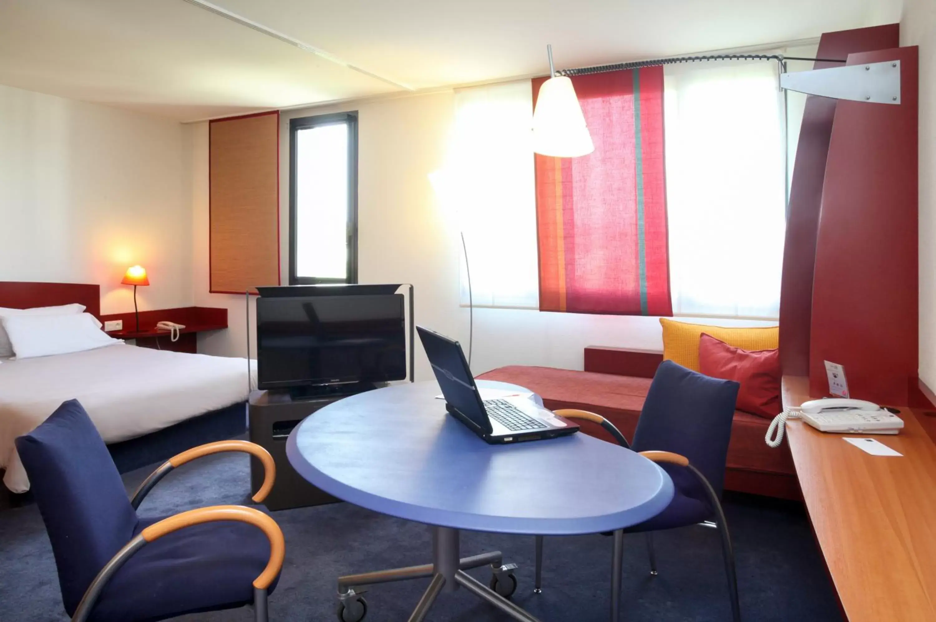 Photo of the whole room, Seating Area in Novotel Suites Nancy Centre