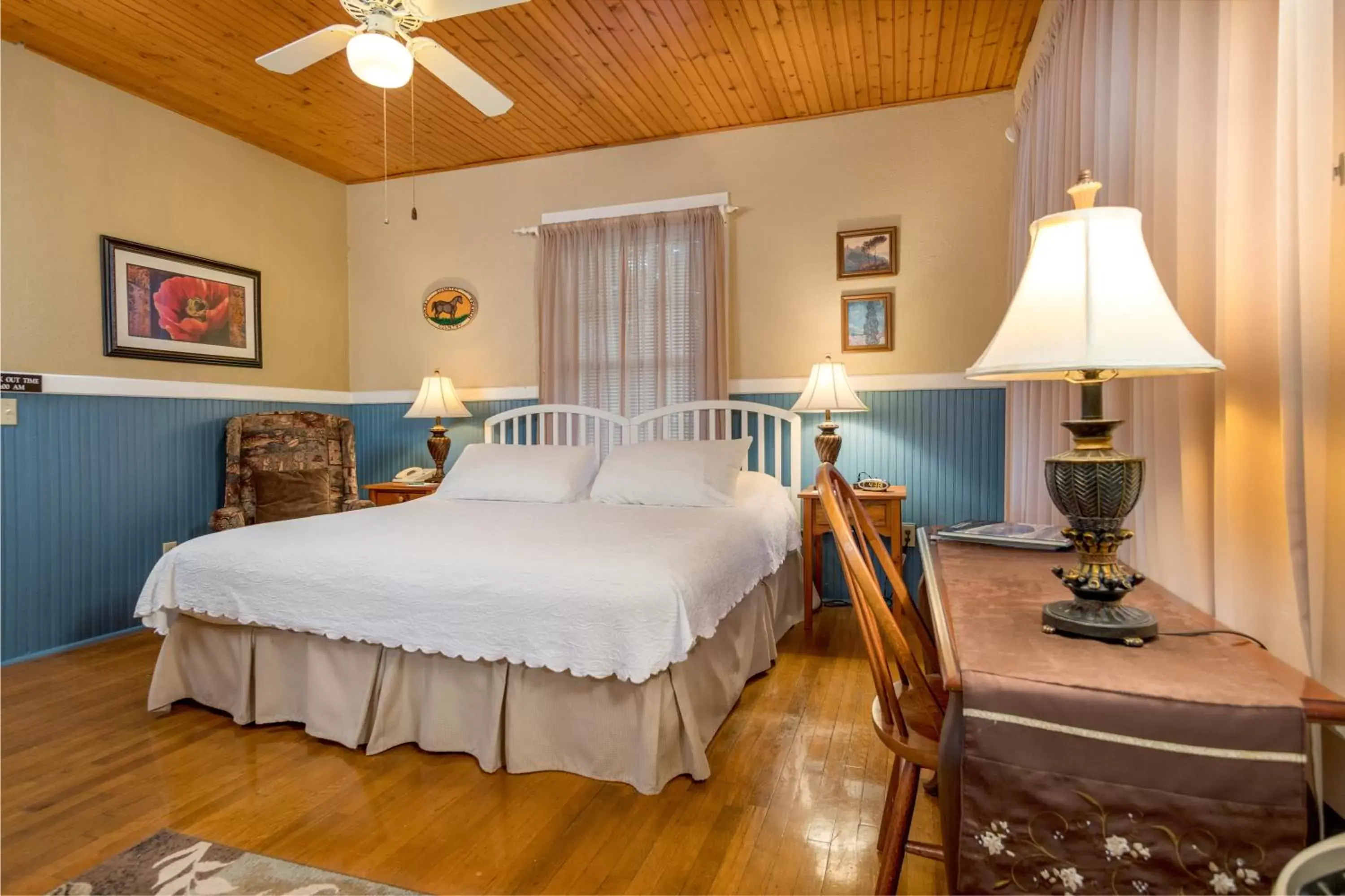 Bed in Highland Lake Inn & Resort - Flat Rock