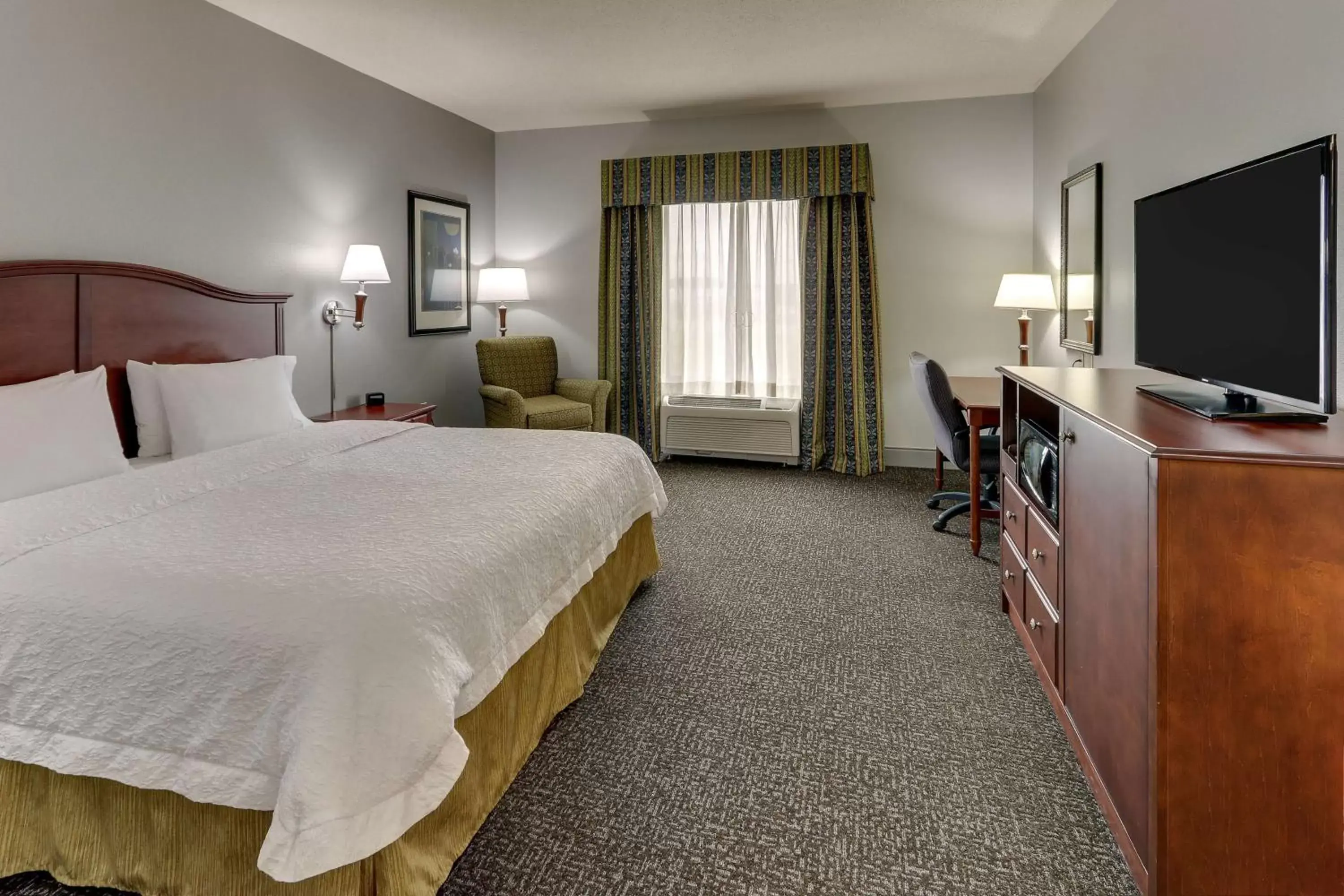 Bedroom in Hampton Inn & Suites Indianapolis-Airport