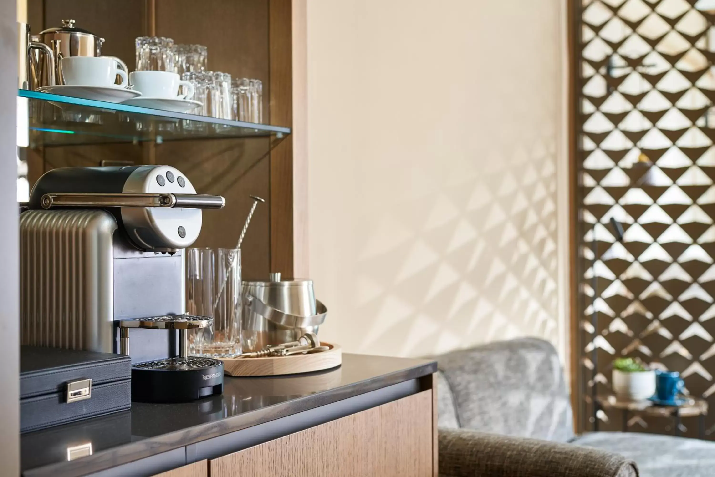 Coffee/tea facilities, Kitchen/Kitchenette in Herbert Park Hotel and Park Residence