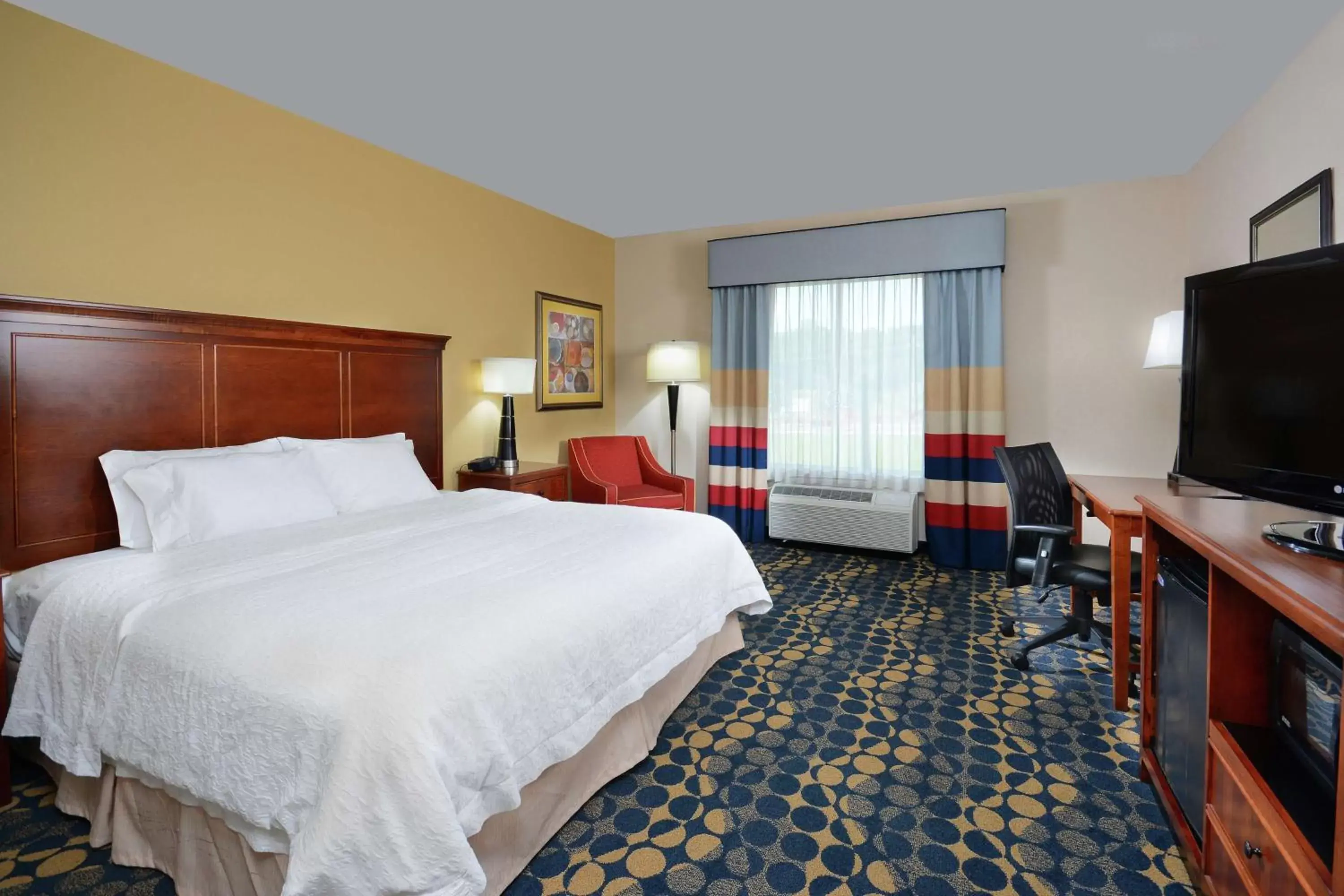 Bedroom, Bed in Hampton Inn & Suites Huntersville