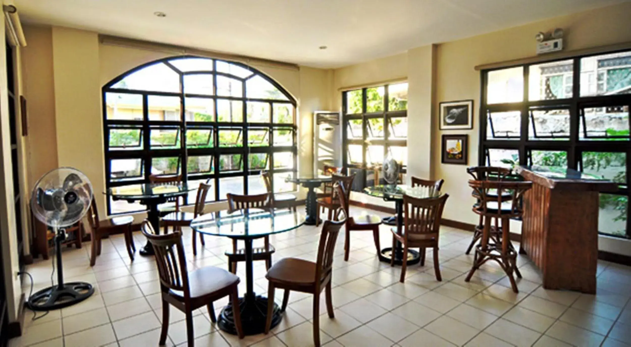 Restaurant/Places to Eat in El Haciendero Private Hotel