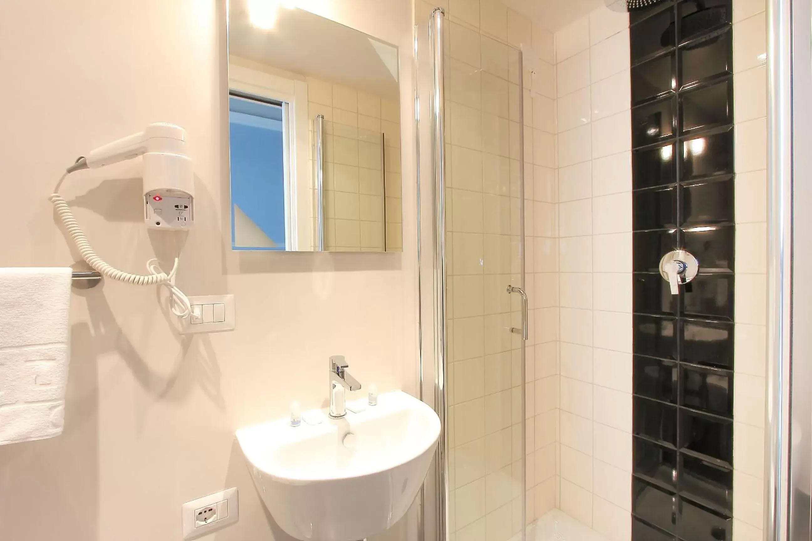 Shower, Bathroom in Hotel Ferrucci