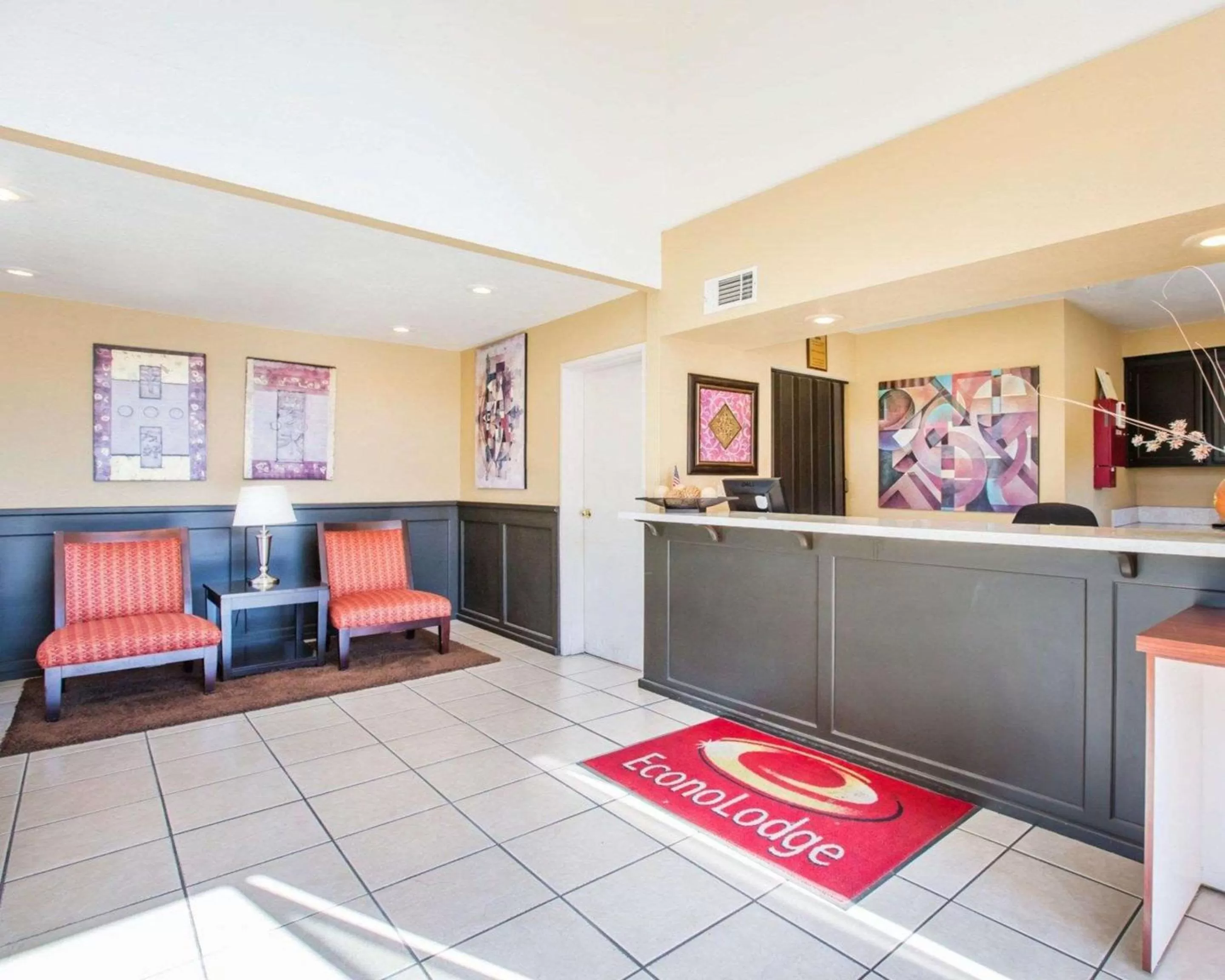 Lobby or reception in Econo Lodge Inn & Suites Lodi - Wine Country Area