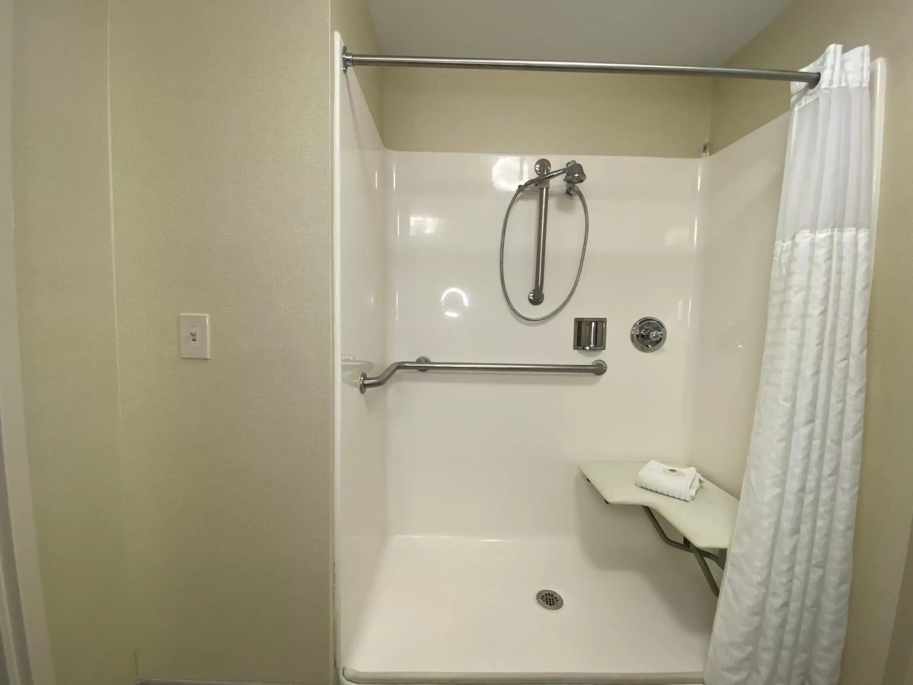 Shower, Bathroom in Comfort Inn East Windsor - Springfield