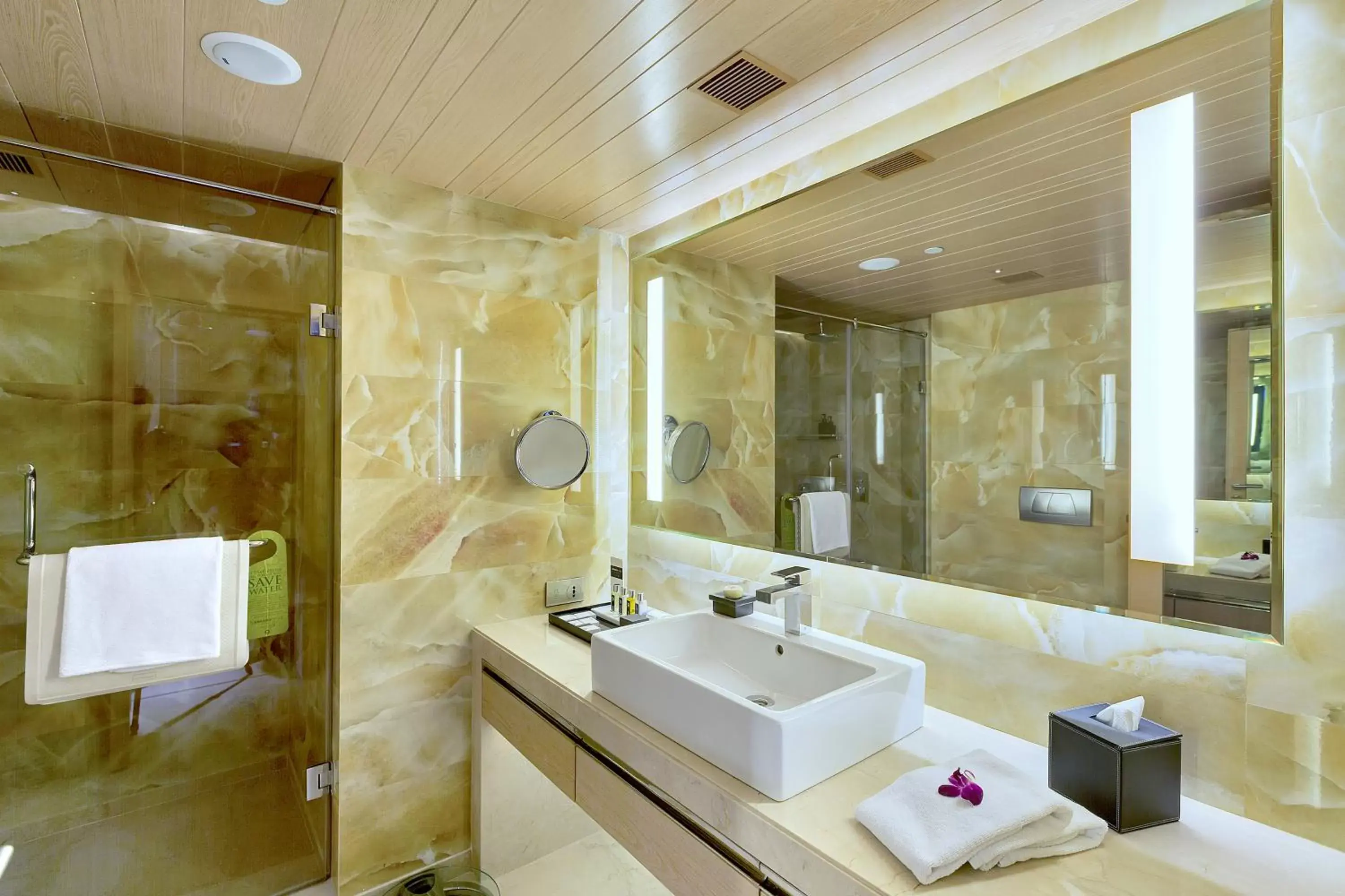 Venus Room with Bath Tub - single occupancy - King Bed (Non-Smoking) in Hotel Sahara Star Venus Room with Bath Tub - single occupancy - King Bed (Non-Smoking) in Hotel Sahara Star