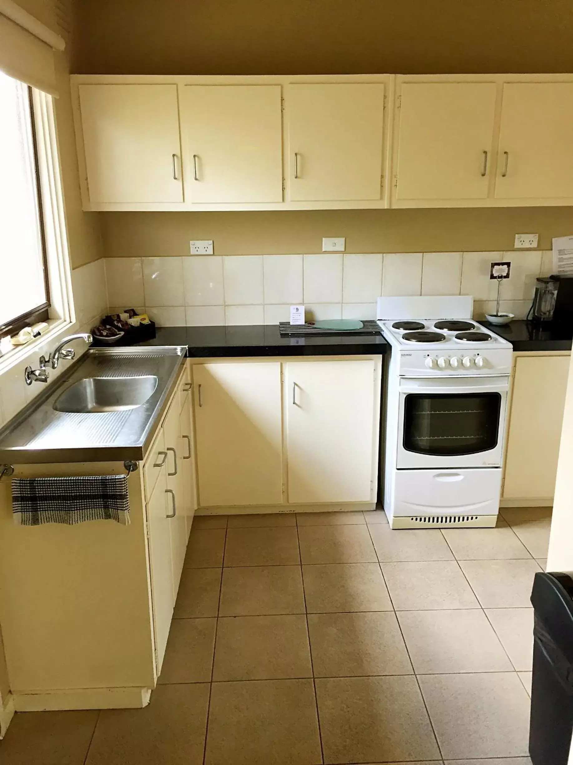 Kitchen or kitchenette, Kitchen/Kitchenette in Admiral Motor Inn