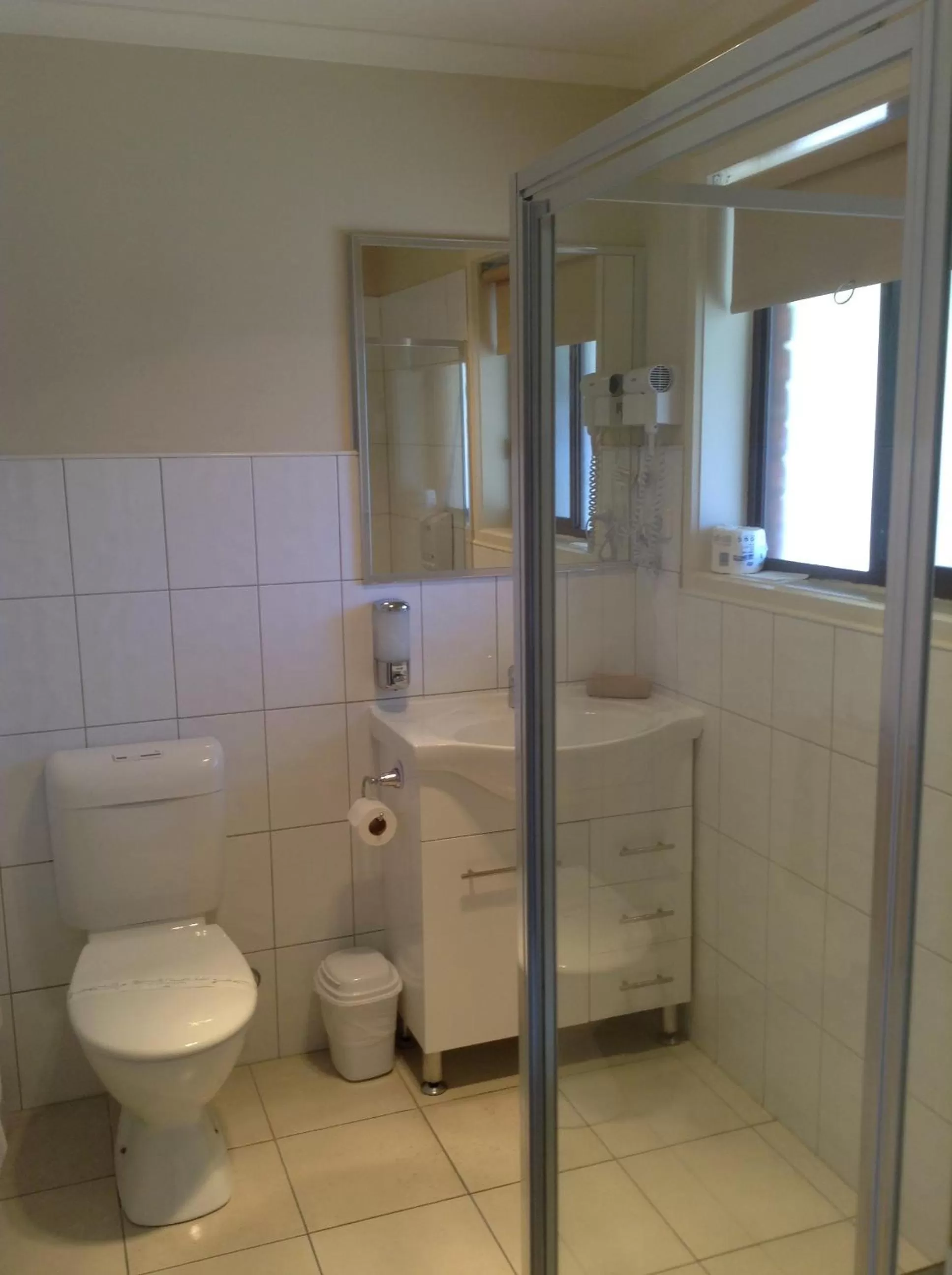 Bathroom in Melton Motor Inn and Apartments