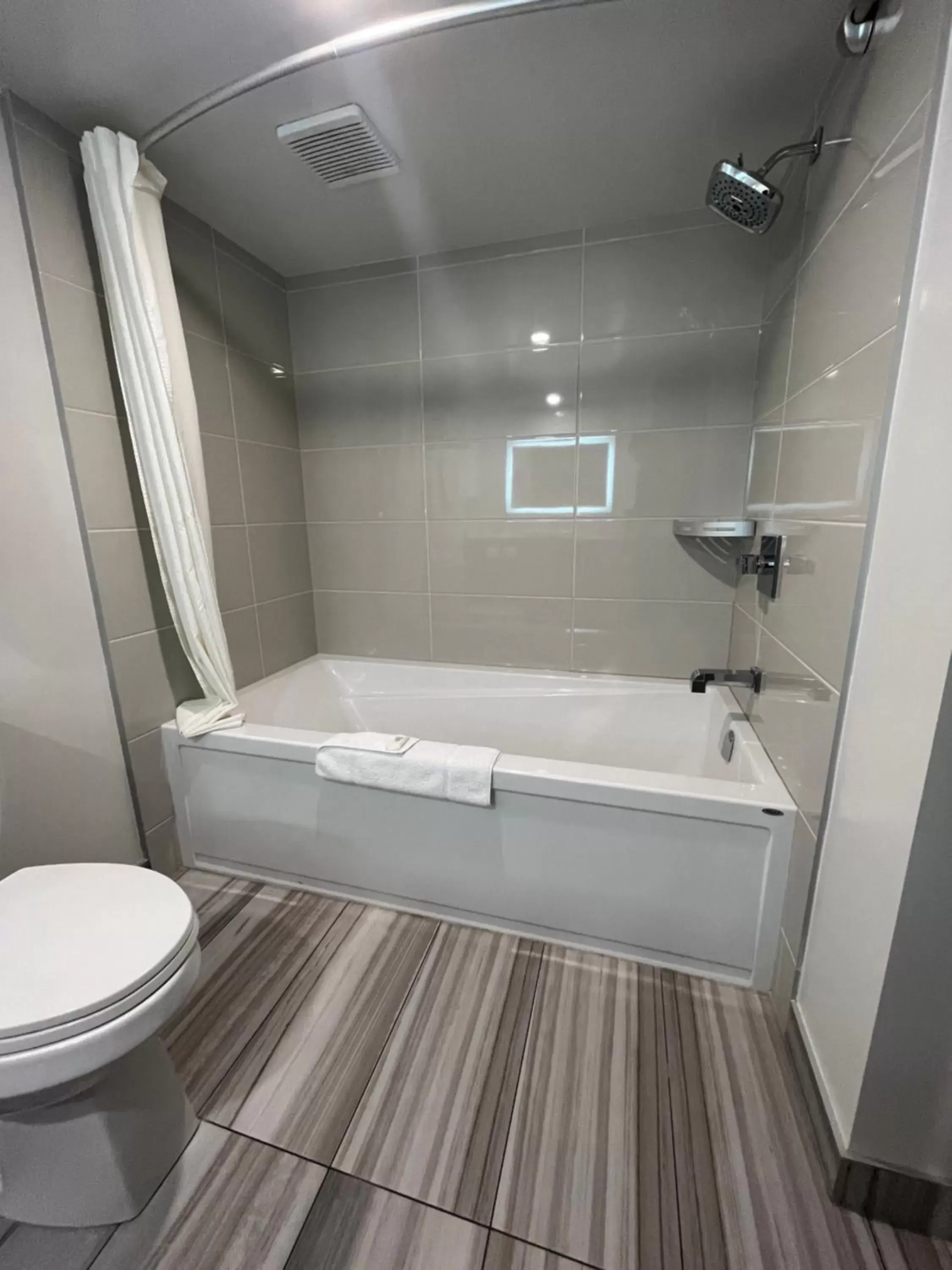 Bath, Bathroom in Super 8 by Wyndham Macleod Trail Calgary