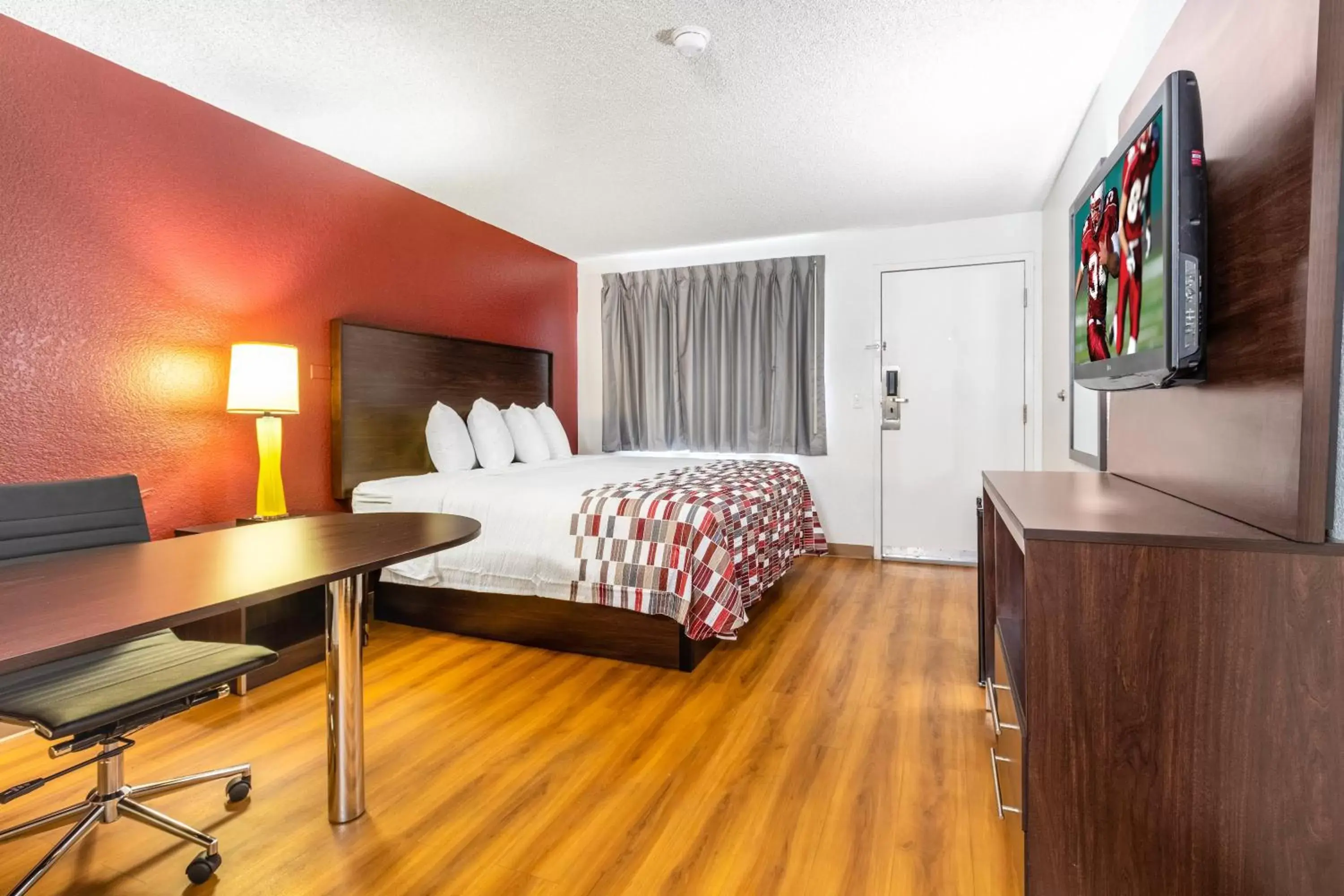 Photo of the whole room, Room Photo in Red Roof Inn Phoenix- Midtown