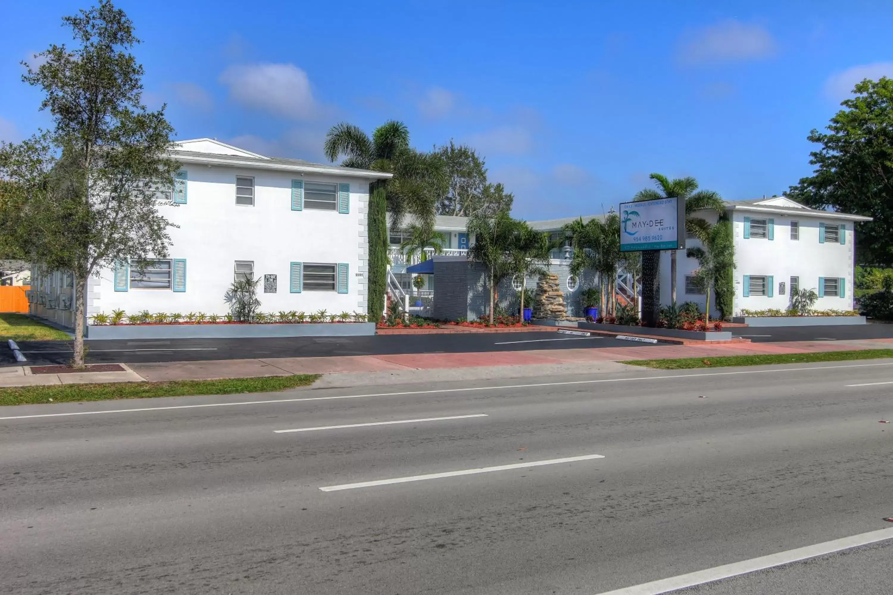 Property building in May-Dee Suites in Florida Property building in May-Dee Suites in Florida