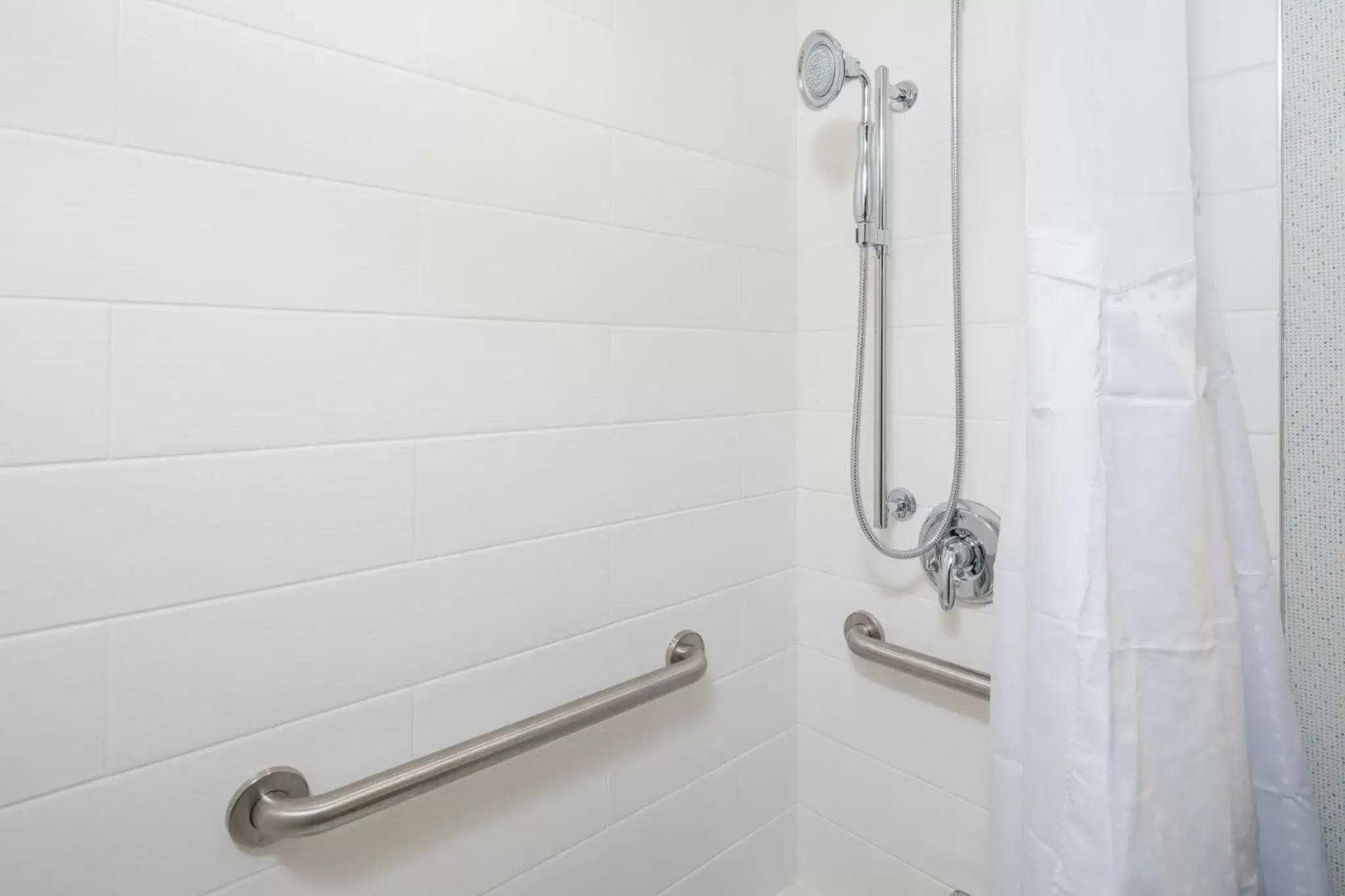 Photo of the whole room, Bathroom in Holiday Inn Express - Sunnyvale - Silicon Valley, an IHG Hotel