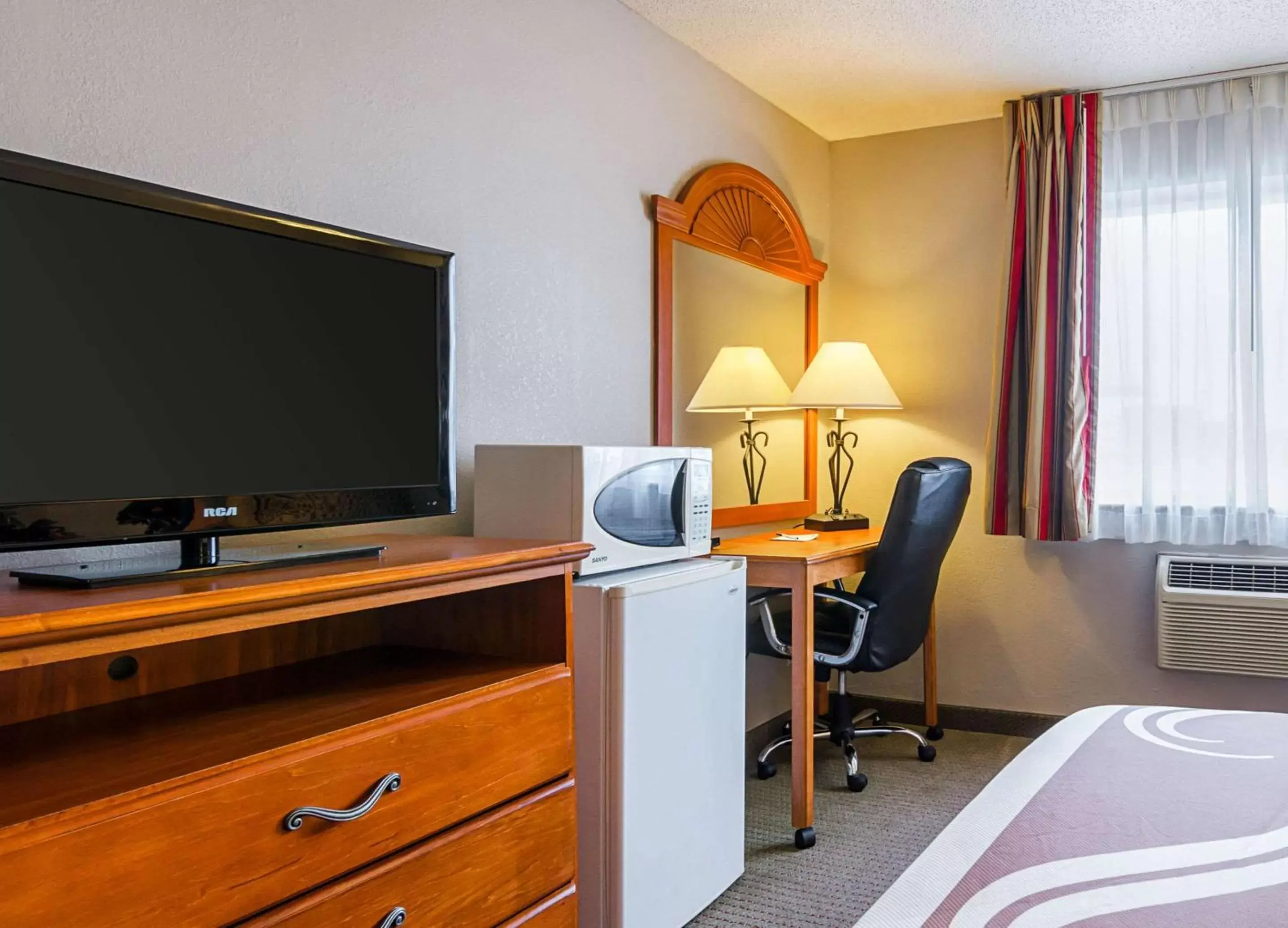 Photo of the whole room, TV/Entertainment Center in Quality Inn Sidney I-80