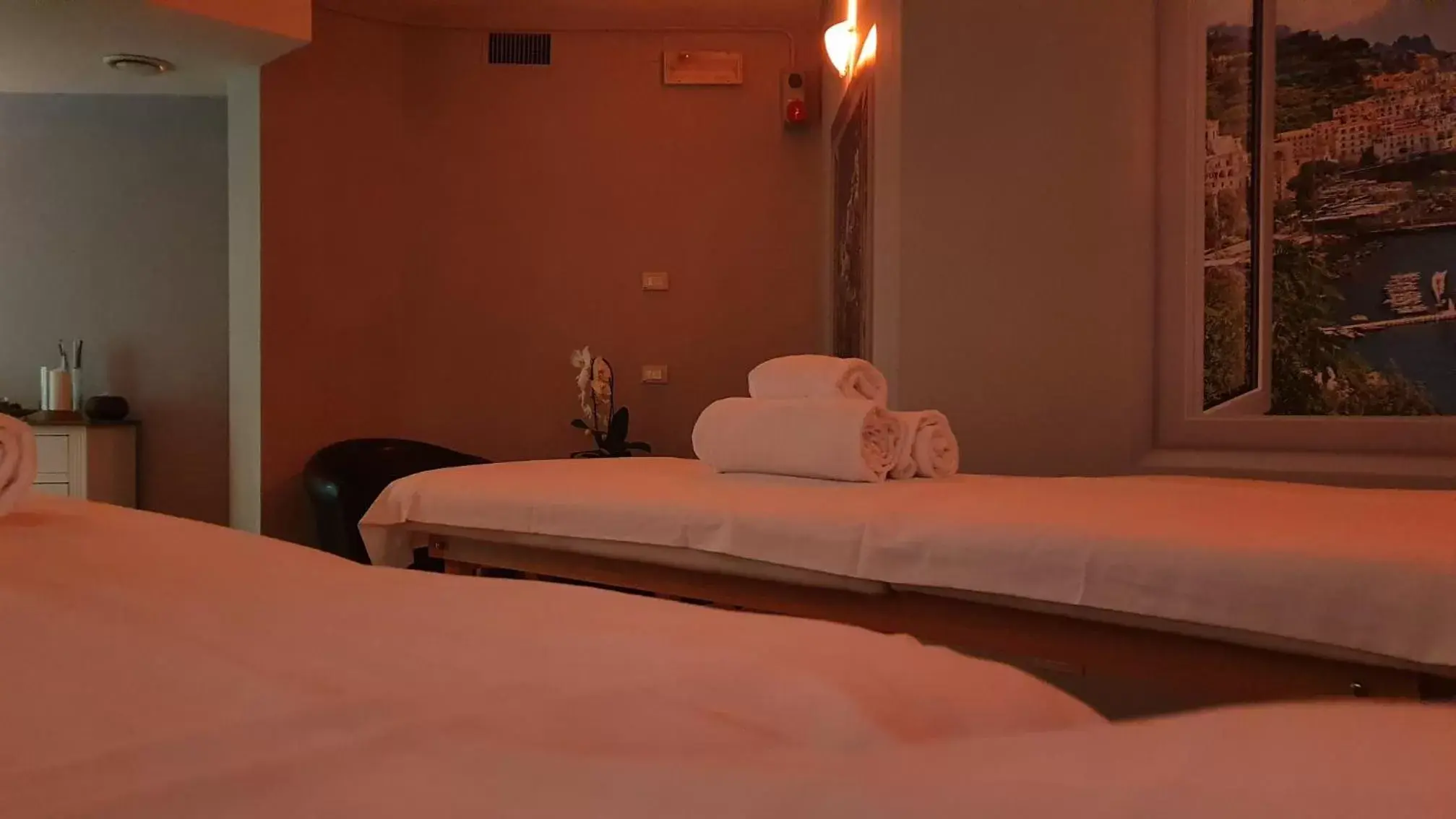 Massage, Bed in Hotel Centro Congressi Polo Nautico