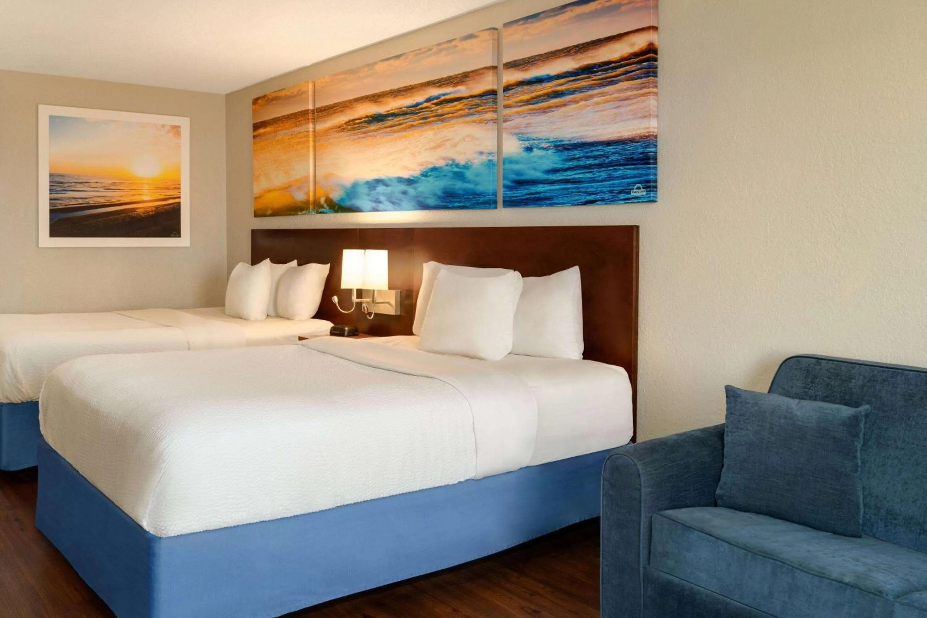 Photo of the whole room, Bed in Days Inn by Wyndham Dillon