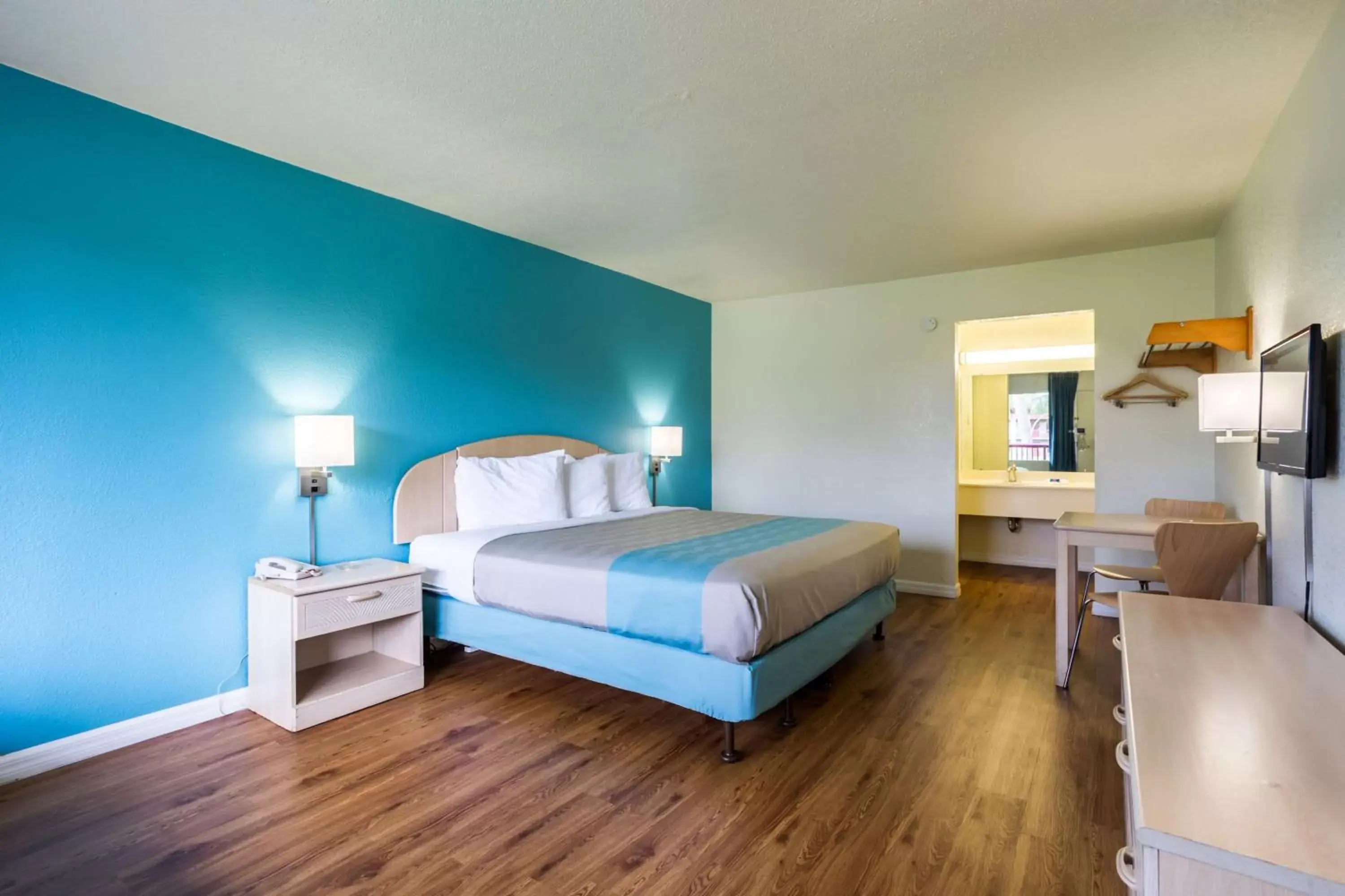 Bedroom, Bed in Motel 6-Spring Hill, FL - Weeki Wachee