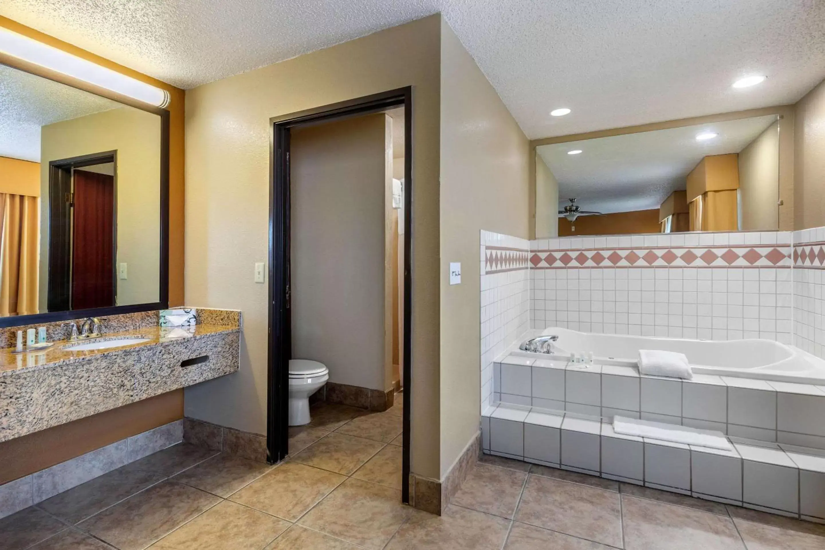 Bathroom in Quality Suites Addison-Dallas