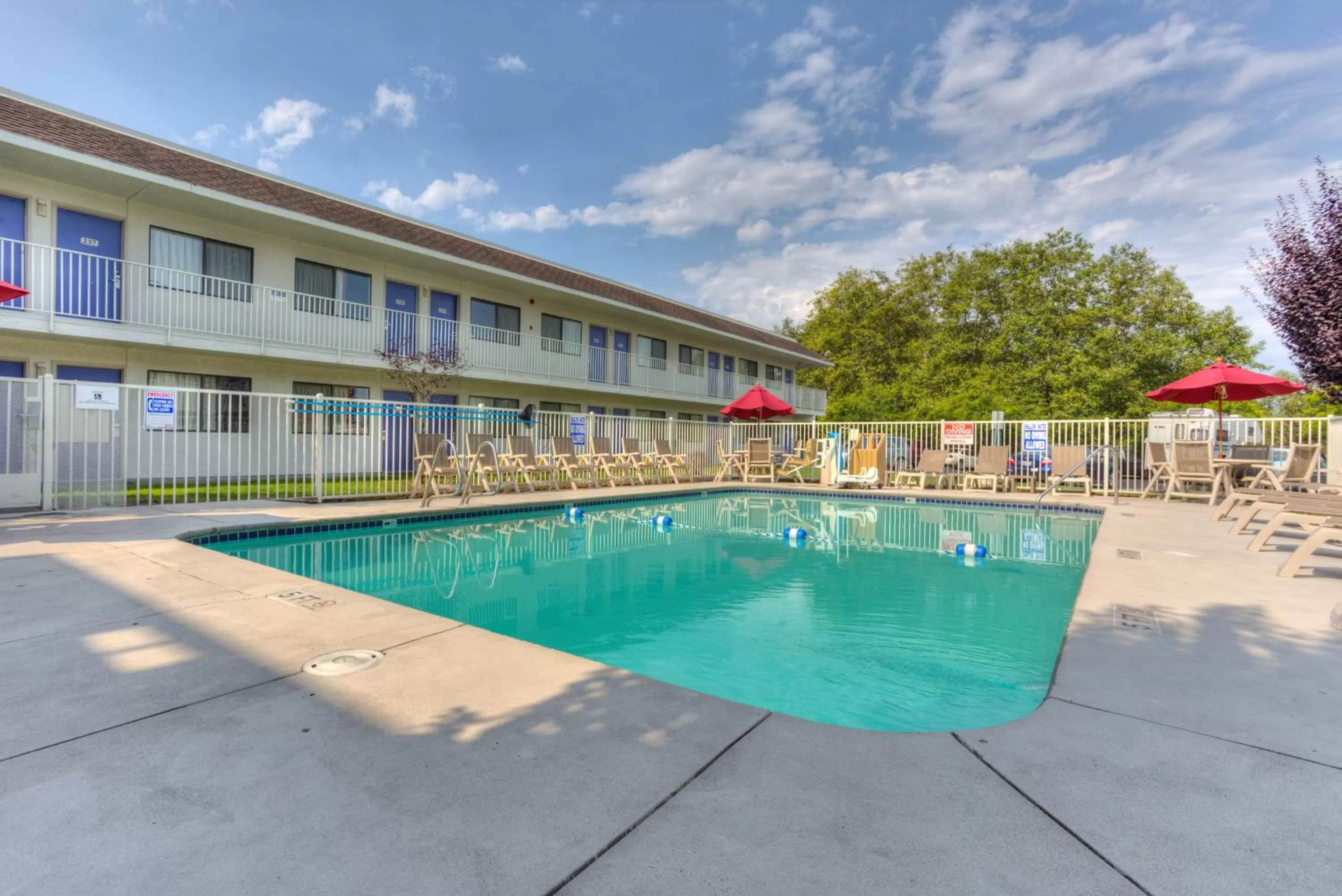 Swimming pool in Motel 6-Troutdale, OR - Portland East