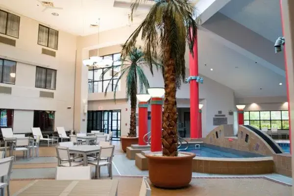 Swimming pool in Country Inn & Suites by Radisson, Erie, PA