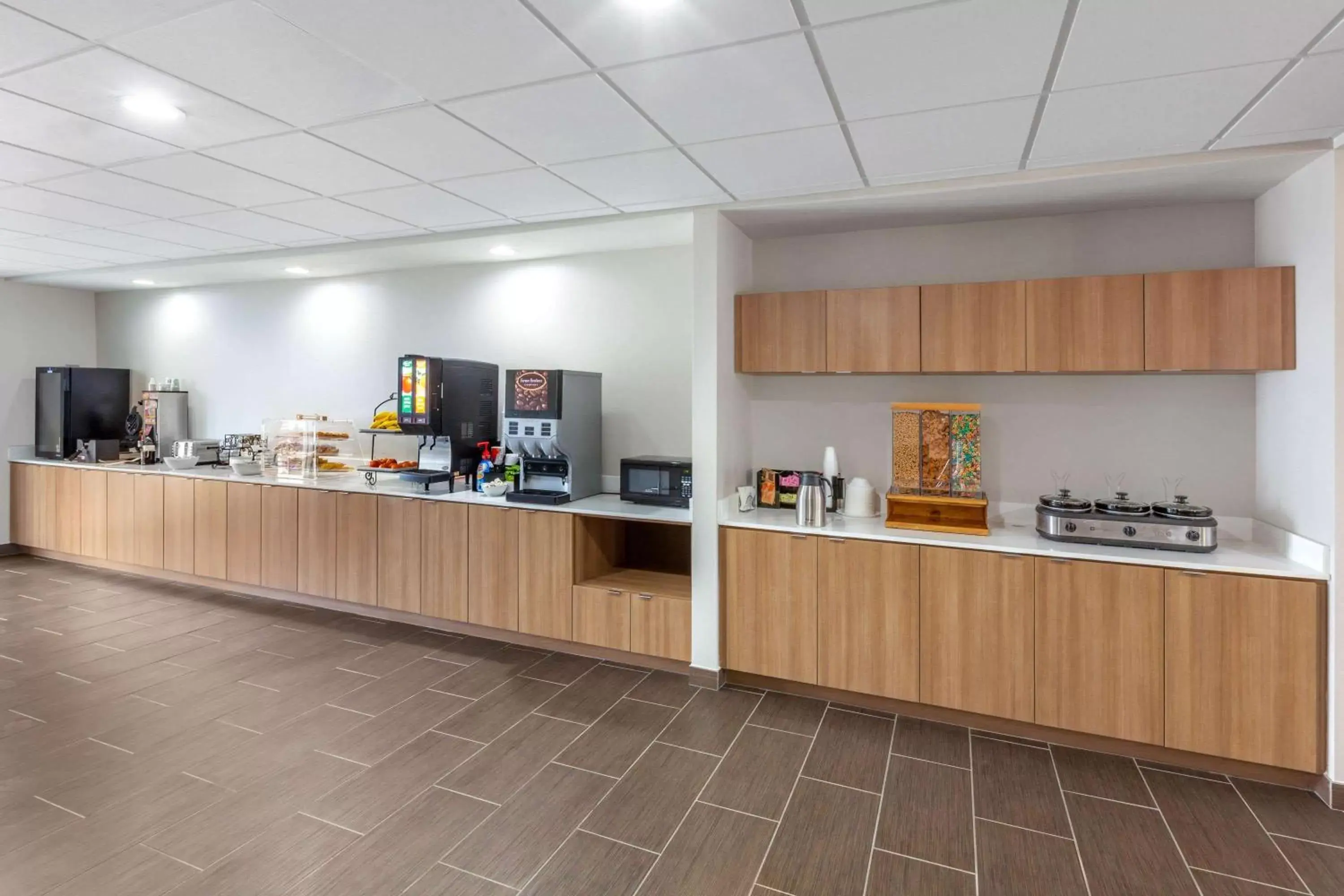 Restaurant/places to eat, Kitchen/Kitchenette in Microtel Inn & Suites by Wyndham College Station