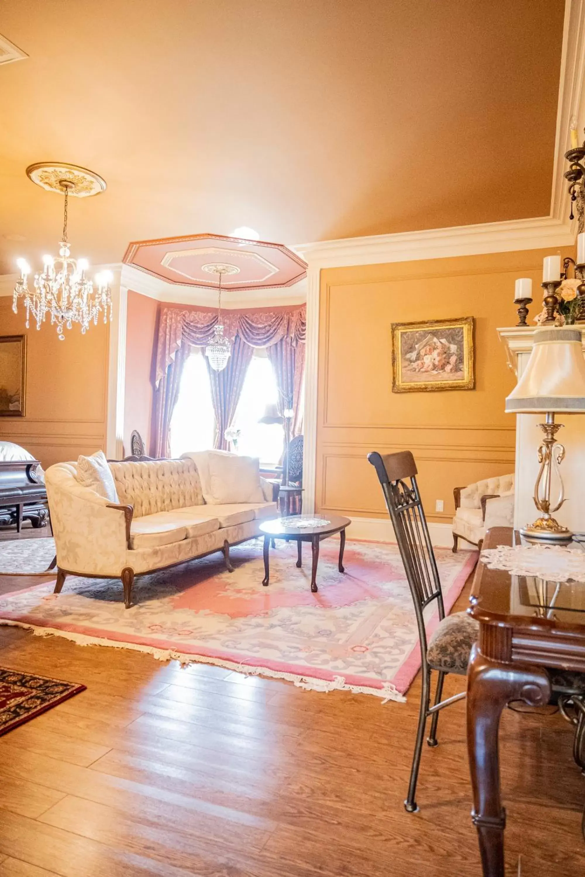 Living room in Belle View Manor Inn