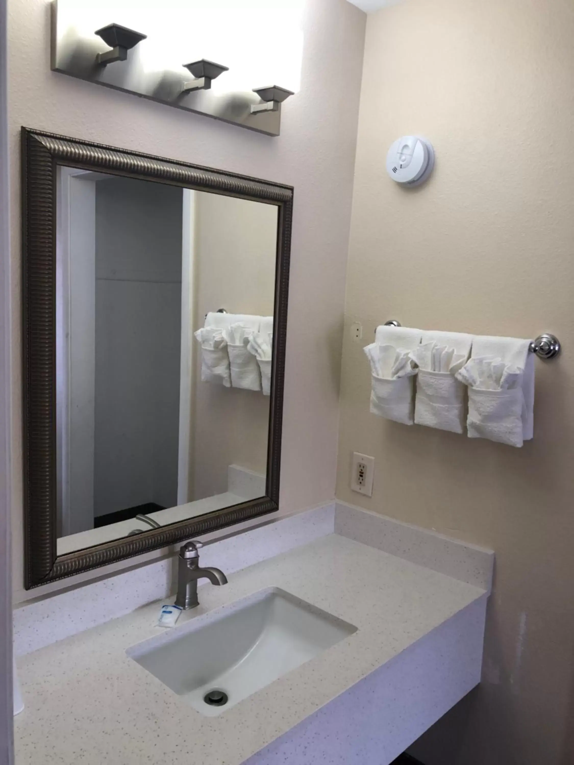 Bathroom in Super 8 by Wyndham Williams West Route 66 - Grand Canyon Area